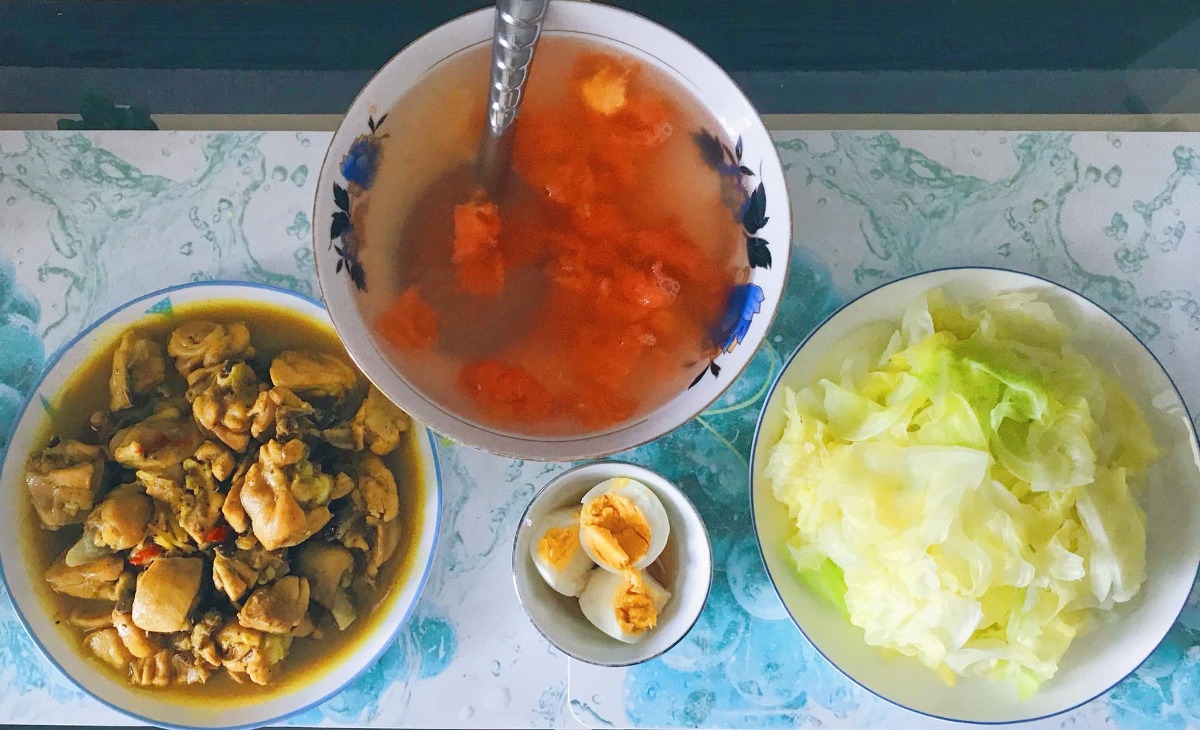 Cơm nhà 3 món* 

Chia sẻ với chị em những bữa cơm đơn giản, tranh thủ giờ nghỉ trưa trong những ngày làm việc tại nhà của vợ chồng em 🤗
 
Bữa ăn tiêu chuẩn 3 món, 1 thịt 1 rau 1 canh (nói nôm na thế chứ nhiều khi trong thịt có rau trong rau có thịt ko nhất thiết rạch ròi =))) chủ yếu các món nhanh gọn dễ làm nhưng cố gắng dù đơn giản cũng phải đủ chất, ăn cũng phải bon mồm 😆. Từ ngày chỗ em giãn cách xã hội, ăn nhà đủ 3 bữa, em chuyển bữa trưa thành bữa cơm chính trong ngày, tối chỉ ăn nhẹ nhàng thôi. Trong tuần còn bận làm việc thì ăn đơn giản, cuối tuần làm món phức tạp cải thiện sau...