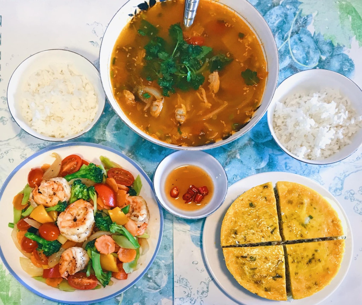 Cơm nhà 3 món* 

Chia sẻ với chị em những bữa cơm đơn giản, tranh thủ giờ nghỉ trưa trong những ngày làm việc tại nhà của vợ chồng em 🤗
 
Bữa ăn tiêu chuẩn 3 món, 1 thịt 1 rau 1 canh (nói nôm na thế chứ nhiều khi trong thịt có rau trong rau có thịt ko nhất thiết rạch ròi =))) chủ yếu các món nhanh gọn dễ làm nhưng cố gắng dù đơn giản cũng phải đủ chất, ăn cũng phải bon mồm 😆. Từ ngày chỗ em giãn cách xã hội, ăn nhà đủ 3 bữa, em chuyển bữa trưa thành bữa cơm chính trong ngày, tối chỉ ăn nhẹ nhàng thôi. Trong tuần còn bận làm việc thì ăn đơn giản, cuối tuần làm món phức tạp cải thiện sau...