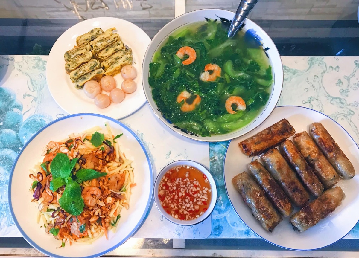 Cơm nhà 3 món* 

Chia sẻ với chị em những bữa cơm đơn giản, tranh thủ giờ nghỉ trưa trong những ngày làm việc tại nhà của vợ chồng em 🤗
 
Bữa ăn tiêu chuẩn 3 món, 1 thịt 1 rau 1 canh (nói nôm na thế chứ nhiều khi trong thịt có rau trong rau có thịt ko nhất thiết rạch ròi =))) chủ yếu các món nhanh gọn dễ làm nhưng cố gắng dù đơn giản cũng phải đủ chất, ăn cũng phải bon mồm 😆. Từ ngày chỗ em giãn cách xã hội, ăn nhà đủ 3 bữa, em chuyển bữa trưa thành bữa cơm chính trong ngày, tối chỉ ăn nhẹ nhàng thôi. Trong tuần còn bận làm việc thì ăn đơn giản, cuối tuần làm món phức tạp cải thiện sau...