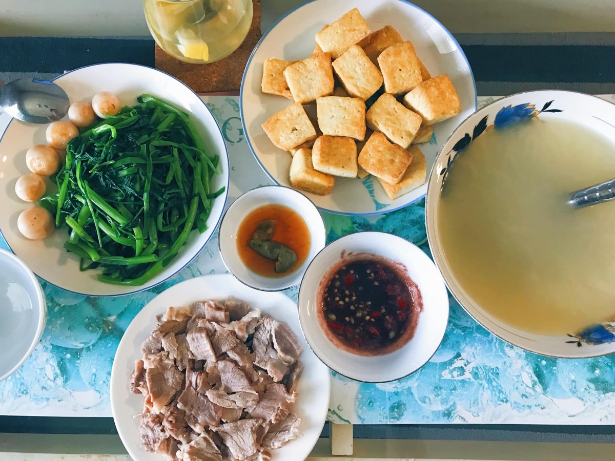 Cơm nhà 3 món* 

Chia sẻ với chị em những bữa cơm đơn giản, tranh thủ giờ nghỉ trưa trong những ngày làm việc tại nhà của vợ chồng em 🤗
 
Bữa ăn tiêu chuẩn 3 món, 1 thịt 1 rau 1 canh (nói nôm na thế chứ nhiều khi trong thịt có rau trong rau có thịt ko nhất thiết rạch ròi =))) chủ yếu các món nhanh gọn dễ làm nhưng cố gắng dù đơn giản cũng phải đủ chất, ăn cũng phải bon mồm 😆. Từ ngày chỗ em giãn cách xã hội, ăn nhà đủ 3 bữa, em chuyển bữa trưa thành bữa cơm chính trong ngày, tối chỉ ăn nhẹ nhàng thôi. Trong tuần còn bận làm việc thì ăn đơn giản, cuối tuần làm món phức tạp cải thiện sau...