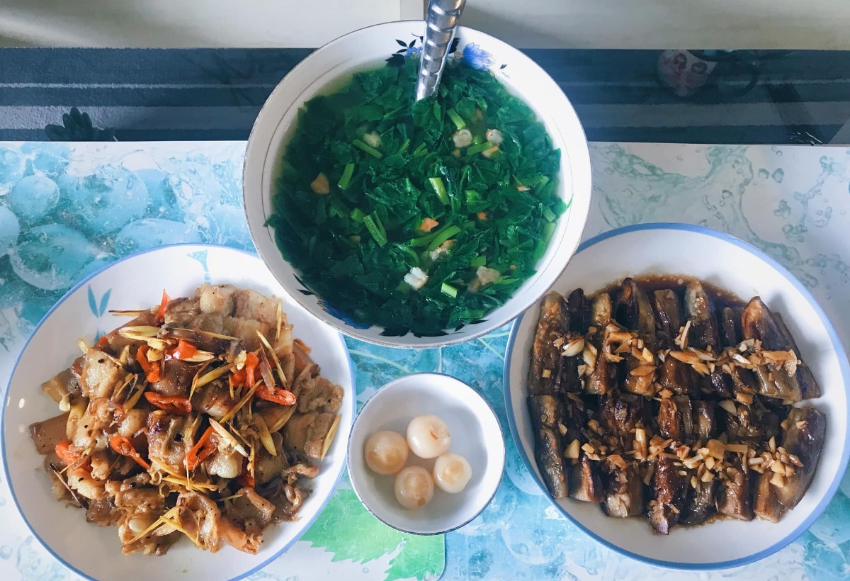 Cơm nhà 3 món* 

Chia sẻ với chị em những bữa cơm đơn giản, tranh thủ giờ nghỉ trưa trong những ngày làm việc tại nhà của vợ chồng em 🤗
 
Bữa ăn tiêu chuẩn 3 món, 1 thịt 1 rau 1 canh (nói nôm na thế chứ nhiều khi trong thịt có rau trong rau có thịt ko nhất thiết rạch ròi =))) chủ yếu các món nhanh gọn dễ làm nhưng cố gắng dù đơn giản cũng phải đủ chất, ăn cũng phải bon mồm 😆. Từ ngày chỗ em giãn cách xã hội, ăn nhà đủ 3 bữa, em chuyển bữa trưa thành bữa cơm chính trong ngày, tối chỉ ăn nhẹ nhàng thôi. Trong tuần còn bận làm việc thì ăn đơn giản, cuối tuần làm món phức tạp cải thiện sau...