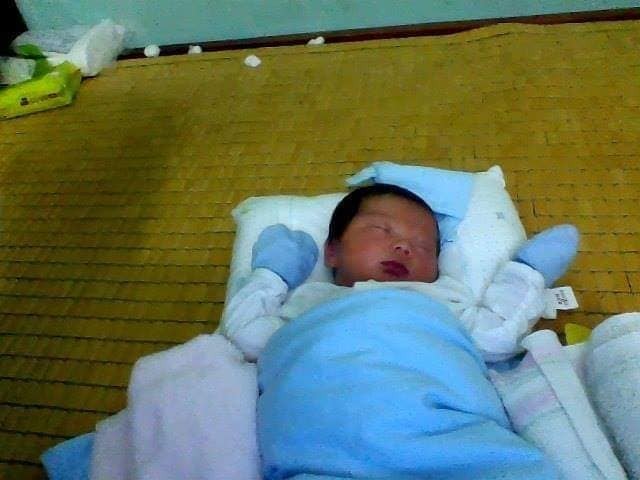 Mẹ nào xin vía đẻ nhanh nhiều sữa e cho ạ. Cảm ơn Mamibabi và các mẹ giúp e thai giáo nha.

Mẹ rặn a Hai 3 tiếng chưa ra sợ ám ảnh luôn nên giờ con sợ mẹ đau nên rặn con có 15p là oe oe,con to mà ko phải rạch.  Mẹ đau có mấy cái, rặn mấy hơi là xong, đến nỗi mấy người đi sanh cùng cứ hỏi, ủa, bộ ko đau đẻ hả 😆😆

Con sinh ra bú tì tì từ 30ml mà giờ lên tới 100ml sữa. 15ngay cân dc 900g rồi 😙 Chỉ dậy chơi, rồi ti xong ngủ ngoan lắm luôn.  Mẹ nhàn tênh. 

Chúc các mẹ sanh đẻ mau mắn như e nha