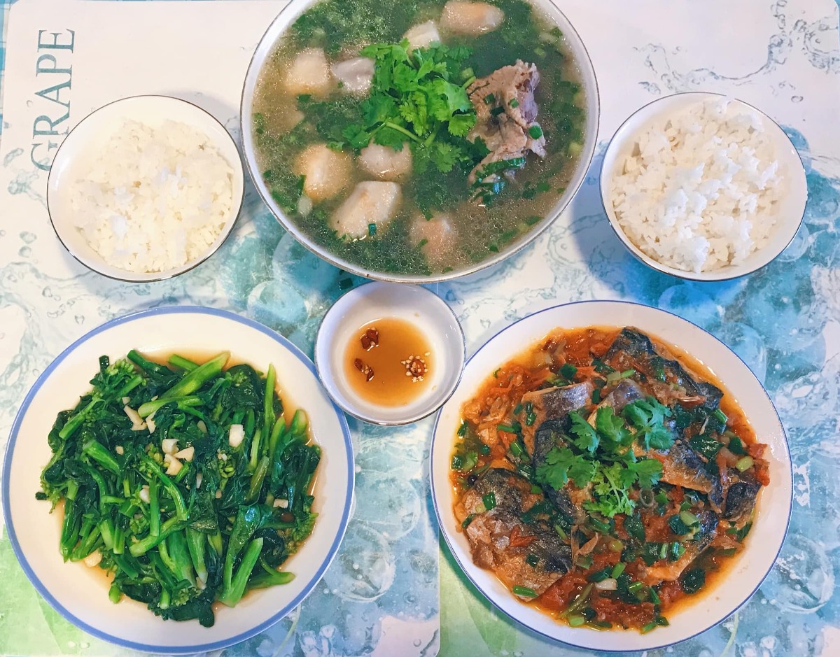 Cơm nhà 3 món* 

Chia sẻ với chị em những bữa cơm đơn giản, tranh thủ giờ nghỉ trưa trong những ngày làm việc tại nhà của vợ chồng em 🤗
 
Bữa ăn tiêu chuẩn 3 món, 1 thịt 1 rau 1 canh (nói nôm na thế chứ nhiều khi trong thịt có rau trong rau có thịt ko nhất thiết rạch ròi =))) chủ yếu các món nhanh gọn dễ làm nhưng cố gắng dù đơn giản cũng phải đủ chất, ăn cũng phải bon mồm 😆. Từ ngày chỗ em giãn cách xã hội, ăn nhà đủ 3 bữa, em chuyển bữa trưa thành bữa cơm chính trong ngày, tối chỉ ăn nhẹ nhàng thôi. Trong tuần còn bận làm việc thì ăn đơn giản, cuối tuần làm món phức tạp cải thiện sau...