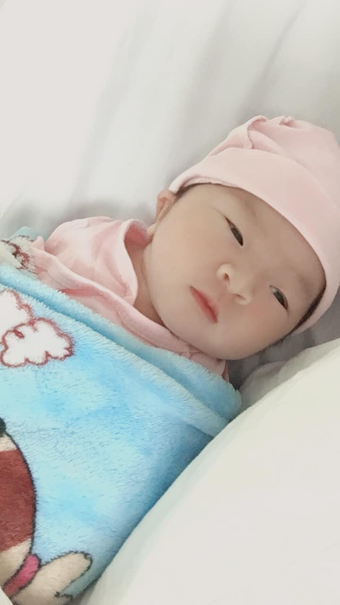 Hello cả nhà ạ con là công chúa Bánh Bao nhỏ ạ, con sinh ngày 19.10.2020 vào 18h50 ạ! Trộm vía con ngoan khoẻ mũm mĩm lắm đc 2,8kg ạ 😍. Bố con đặt tên là Nguyễn Trần Minh Anh ạ. 

   E phát hiện tđtk tuần 26 chỉ áp dụng thay đổi chế độ ăn kiêng và test đường huyết tại nhà. Chỉ số của e ko đc đều cho lắm hay bị tăng cao lúc 1h sau ăn. Đến 35w là e dừng test và có cho mồm đi chơi xa xíu, 37 tuần e vỡ ối 16h30 vào nhập viện 18h và sinh bé lúc 18h50 sinh bé bằng phương pháp sinh thường con được 2,8kg. 2 mẹ con khoẻ mạnh trộm vía bé ngoan ko quấy, thế nên các mẹ tđtk đừng lo lắng quá nhé! 

❤️ Chúc các mẹ có 1 thai kỳ khoẻ mạnh, bé con ngoan đủ ngày đủ tháng ra với bố mẹ ạ! 
 Các cô ủn mông cho con hay ăn chóng lớn nhé ❤️❤️❤️