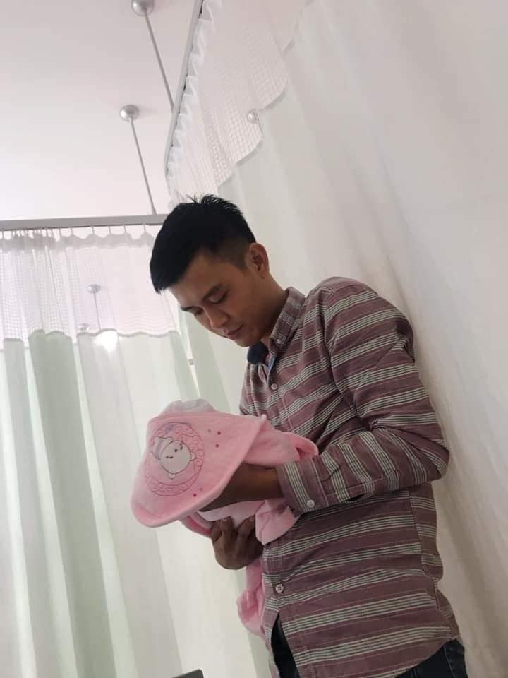 Nãy thấy chị vợ đăng ảnh cảm ơn vì sự tử tế của chồng vì chồng giúp chăm con, giúp đỡ mình khi ở cữ, thấy vui thay.
Con của chung, nghĩa vụ chung, cùng làm bố làm mẹ, hạnh phúc chung là phải san sẻ thôi 🥰

-Chia sẻ từ Đặng Lộc Châu Đang-