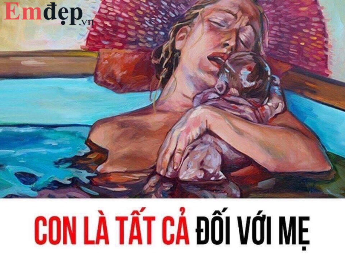 PHỤ NỮ YÊU CON BẰNG M.ÁU THỊT CỦA CHÍNH MÌNH

Kỳ thực, người phụ nữ có thể bất chấp mọi thứ vì con làm tất cả, thậm chí ngay cả việc từ bỏ mạng sống để con được ra đời. Đối với họ, con chính là niềm tin và lẽ sống. Thế nên, nếu đàn ông chỉ yêu con bằng lời nói thoảng qua thì đừng vội tranh giành đứa trẻ ấy với vợ mình.

Mang nặng chín tháng mười ngày, chấp nhận bao đau đớn sinh ra một đứa trẻ, người phụ nữ phải chịu bao nhiêu áp lực về tâm lý và thể xác. Họ yêu con từ trong trứng nước, từ những cái búng đạp yếu ớt khi con mới thành hình. Ngày sinh con ra, đàn bà như con cua vừa lột vỏ, yếu ớt nhưng lại băng mình qua biết bao đêm trắng để thức cùng con.

Nhiều đàn bà đã ôm đứa con của mình trên tay suốt ba tháng ròng rã khi con khó ngủ, khi con khóc đêm. Có thể thấy, tình yêu của đàn bà với đứa con của mình được đo bằng những đêm trắng, những lúc chập chờn ngủ mà chỉ sợ con ho, con khóc. Tình yêu ấy hằn lên trên từng vết rạn da khi con chào đời.

Vì con, ngay cả khi hạnh phúc hay bất hạnh, người mẹ sẵn sàng đánh đổi tất cả, sẵn lòng vứt bỏ người chồng bội bạc, sẵn sàng tay trắng đi ra khỏi nhà. Họ chỉ cần một thứ tài sản duy nhất khi ra đi: đứa con!

Ngược lại, đàn ông yêu con bằng một lẽ khác: không thể sâu đậm và hết lòng như đàn bà. Dẫu nhiều khi tình cảm ấy nhìn vào lại nên thơ và phô diễn hơn nhiều. Họ yêu con khi có một tờ giấy chứng sinh, khai sinh, bắt đầu cho quyền làm cha của đàn ông.

Họ yêu con chỉ khi nhậu đã tan với cái miệng nồng nặc mùi bia rượu, khi mệt mỏi ra rời về tới nhà, lúc ấy đàn ông mới dụi cái cằm đầy râu mà ngấu nghiến hôn con. Nụ hôn vội vàng qua đi và giấc ngủ vội vàng kéo đến. Lúc đó, dẫu con sốt, con khóc thì người đàn bà vẫn là người ôm con vào lòng thâu đêm suốt sáng.

Khi gian khổ, túng thiếu thật dễ dàng nhận ra sự khác nhau trong việc yêu con giữa đàn ông với đàn bà. Đàn bà yêu con vĩnh viễn là một tình yêu vô bờ bến. Họ chấp nhận xấu xí, nghèo khổ, chấp nhận thua thiệt chỉ để đứa con của mình hạnh phúc.

Chẳng biết từ khi nào, đàn ông đã mặc định với nhau việc chăm con là việc của người vợ. Họ nghĩ rằng mình chỉ cần đem tiền về nhà là đủ. Còn thức đêm vì con ốm là việc của đàn bà. Những việc như tắm cho con, cho con ăn, và hàng trăm việc nhỏ mỗi ngày đều là việc của đàn bà. Đàn ông chỉ có sẵn những lời động viên mà thôi.

Đúng vậy, đàn bà thương con bằng chính bản thân của họ. Ăn một miếng ngon, cũng nghĩ tới đứa trẻ. Nếu muốn mua một chiếc váy đẹp, sẽ dằn lòng và để dành tiền mua đồ chơi cho con. Họ sẵn sàng chịu thiệt để con được đủ đầy.

Đi đâu, làm gì, quyết định bất kể một việc gì, người mẹ cũng ưu tiên đứa con mình là số 1. Cái gì cũng phải có lợi cho con, mẹ chịu thiệt cũng được. Vì đàn mà yêu con bằng chính hơi thở và m.áu thịt của mình mà. Phụ nữ đôi khi chẳng nói ra lời, mà cứ âm thầm hy sinh để đứa con ấy lớn lên mỗi ngày.

- st -/ vì mẹ là mẹ của con