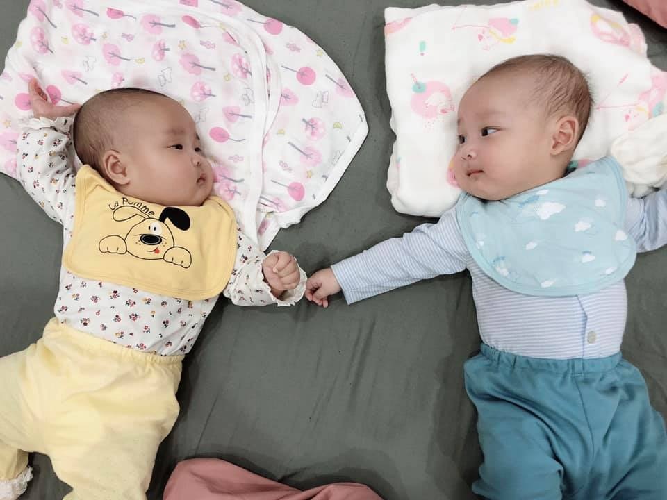 Nằm ngắm zai iu, gái iu của mẹ cho hết ngày vậy 🥰
Mẹ nào xin vía ko ạ