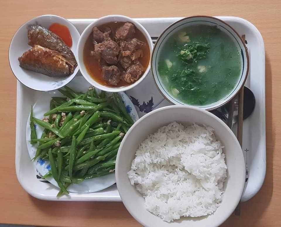 CƠM Ở CỮ MẸ MỚI NHÌN ĐÃ THẤY RƯNG RƯNG

Chia sẻ với chị em những bữa cơm sắc màu nóng hổi mà ông bà nội chuẩn bị, xếp mâm gọn gàng cho con dâu là em mỗi bữa trong thời gian ở cữ.

Giây phút yếu đuối nhất mà được mọi người so sánh "như con tôm lột vỏ", giây phút bỡ ngỡ với những điều đầu tiên khi làm mẹ, em thật may mắn khi có ông bà nội giúp đỡ. 

Ông bà là cây đại thụ, cành lá xum xuê, là bóng mát an lành, mang lại những ngọt mát, an tâm cho con cháu.
 
Mỗi bữa cơm, thấy các món ăn được chuẩn bị cẩn thận, đủ đạm đủ rau, thay đổi món mỗi bữa, em thấy thật biết ơn ông bà. Mẹ đủ sữa rồi giờ dư cả tủ sữa cho bé chính là nhờ những bữa cơm này. 

Trước khi em về ở cữ nhà nội, ông bà còn cẩn thận tìm hiểu món gì tốt, món gì kiêng và ghi chép các món ra giấy để nấu. 

Em chia sẻ các mâm cơm và những món chính và chế biến ở dưới đây, mong là giúp ích được cho các mẹ sắp sinh em bé.

Quan điểm của em và ông bà là kiêng đồ tanh như cá thu, cua đồng,... Kiêng ăn mặn quá, các món nêm hơi nhạt hơn bình thường. Kiêng uống nước lạnh, ăn đồ nguội, còn đâu cho em chén hết hihi. 

Em liệt kê theo các loại THỊT, món ĐẠM món RAU như sau: 

🌼THỊT LỢN 
- Thịt nạc rang nghệ 
- Thịt chân giò luộc thái mòn
- Móng giò hầm hạt sen, hoặc khoai tây ca rốt, hoặc củ sen
- Thịt lợn rang cháy cạnh 
- Thịt lợn xay sốt cà chua 
- Sườn xào chua ngọt 
- Ruốc thịt lợn 

🌼THỊT BÒ 
- Gân bò hầm rau củ (khoai tây, cà rốt, súp lơ, bí,...) 
- Bò bít tết áp chảo 
- Bò xào + giá/ hoa thiên lý (ăn hoa này nhiều sữa)/ đậu cove/ bí đỏ/ ớt Đà Lạt/ súp lơ/ cà rốt/ su su,...

🌼THỊT GÀ 
- Gà luộc 
- Gà kho gừng
- Gà sốt chua ngọt
- Gà hầm thuốc bắc/ngải cứu (món này rất tốt)
- Cháo gà

🌼CÁ thì em chỉ ăn cá hồi, còn các loại cá khác em ít ăn. Chế biến: 
- Ruốc cá hồi 
- Cá hồi áp chảo sốt xì dầu 
- Cá hồi bỏ lò 
- Cá hồi sốt chanh 

🌼TÔM
- Tôm hấp
- Tôm rang chua ngọt
- Ruốc tôm 

🌼TRỨNG 
-  Trứng gà so luộc 
-  Trứng hấp thịt
-  Trứng đúc thịt rán 
-  Trứng rán ngải cứu

🌼RAU
- Rau ngót nấu thịt băm (món phải ăn) 
- Canh bầu/bí nấu tôm 
- Rau mùng tơi nấu ngao 
- Mướp luộc/xào giá 
- Bí đỏ luộc (món này ăn lợi sữa) 
- Canh rau củ hầm xương

Sơ sơ là vậy ạ, xoay vòng các món như này đảm bảo mẹ em bé ăn uống ngon miệng, cơ thể khỏe mạnh để đảm bảo là cô bò sữa vui vẻ hihi.
Theo như cá nhân em thấy thì kinh nghiệm để có đủ sữa cho mẹ là:

✅ Ăn đủ chất và đa dạng các món cho mẹ ngon miệng, mẹ vui vẻ làm cô gái Hà Lan mỗi ngày
✅ Ngày uống 3-4 lít nước ấm, sữa ấm (để nhớ thì cứ trước mỗi cữ hút sữa uống 1-2 cốc nước ấm luôn)
✅  Kích hút sữa đều đặn, đúng giờ

Ngoài ra, em thấy uống nước chè vằng ấm hoặc nước đỗ đen vừa thơm ngon mà lại nhiều sữa hihi. 

Mong là bài này của em hữu ích cho các mẹ sắp sinh em bé hoặc người nhà đang tìm hiểu thông tin để chăm mẹ em bé. Món mới vẫn được ông bà tìm hiểu update liên tục, có gì hay em lại chia sẻ tiếp