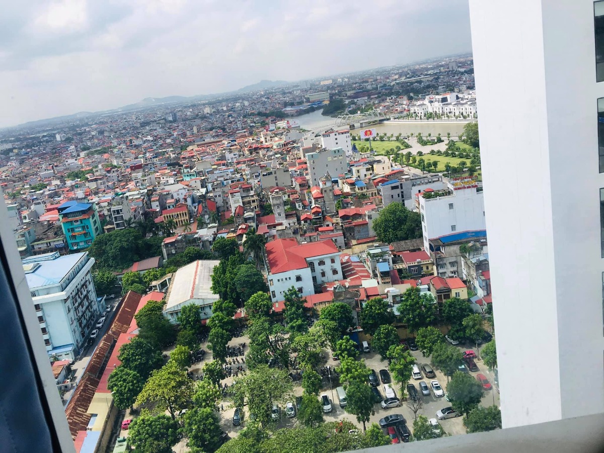 Nằm nhà rảnh rỗi tiện review cho ce quá trình đi đẻ tại Sản 2 Đa khoa quốc tế Hải Phòng nhé.

- ĐI ĐẺ: sáng t2 còn tung tăng đi làm xnts và đkts e dc 38w bsi khám trong và bảo k có dấu hiệu gì còn lâu mới đẻ. Bsi Kim Nga khám. Đến chiều đang ngủ thì thấy ộc ra đống nc thay mấy cái quần và lên viện lúc 17:40. Vào viện tầm này khá vắng k còn ai. Bsi chỉ định nhập viện và vào phòng chờ đẻ luôn vì vỡ ối. Nằm phòng chờ người nhà dc vào 1người phòng sạch sẽ có nhà vsinh bên trong luôn. Lúc này chưa đau lên vẫn còn cười tươi lắm. Bsi khám trong và bảo mở 2p rồi. Dc 1 lúc thì bắt đầu xhien có cơn co, cảm thấy đau dần và k chịu dc nữa hét bsi vào khám liên tục. C y tá tên gì em k biết nữa lúc thì vào động viên lúc thì quát xơi xơi quát cả ng nhà bệnh nhân nữa 😡 c ấy vào tiêm kích đẻ đến lúc mình có cơn buồn dặn bảo ng nhà gọi y tá thì bà ấy bảo ui xời còn lâu mới đẻ 😡 bsi Kim Nga nghe thấy vội vã chạy vào và khám trong cho mình bảo chuyển bệnh nhân sang phòng đẻ và tiên hành đỡ đẻ cho mình. Bsi có tâm từ lúc khám trong đến lúc đỡ đẻ toàn đônng viên nhẹ nhàng.Mình đẻ con dc tròn 3kg...

- NẰM VIỆN: về phòng tầng 17, các c điều dưỡng nhẹ nhàng, chu đáo, mình đki gói chiếu đèn plasma cho nhanh lành vết khâu cảm thấy phí thực sự chiếu dc 3p 3 buổi mất 1tr và chỉ nhẹ đi lúc đấy xong lại đâu vào đấy về nhà vẫn bị đau vết khâu, dc cái c y tá kia khâu đẹp vết khâu nhanh khô. 

Nằm viện 3 ngày ăn cơm ngon các mẹ ạ. Sữa bé các cô vẫn phát 3h/1lan. Vệ sinh mẹ thuờg xuyên, khám em bé vào buổi sáng, nói chung nằm nghỉ ở đây tuyệt vời sạch sẽ mình dki nằm phòng 2nguoi. Nc cho đỡ buồn chứ ở 1m buồn lắm mà hôm mình đẻ cũng chẳng còn phòng 1ng nữa. 

=> Tổng đi đẻ của mình hết 12tr đã trừ BH.Các mẹ đẻ nên chọn sản 2 nhé! Nchung là oke.