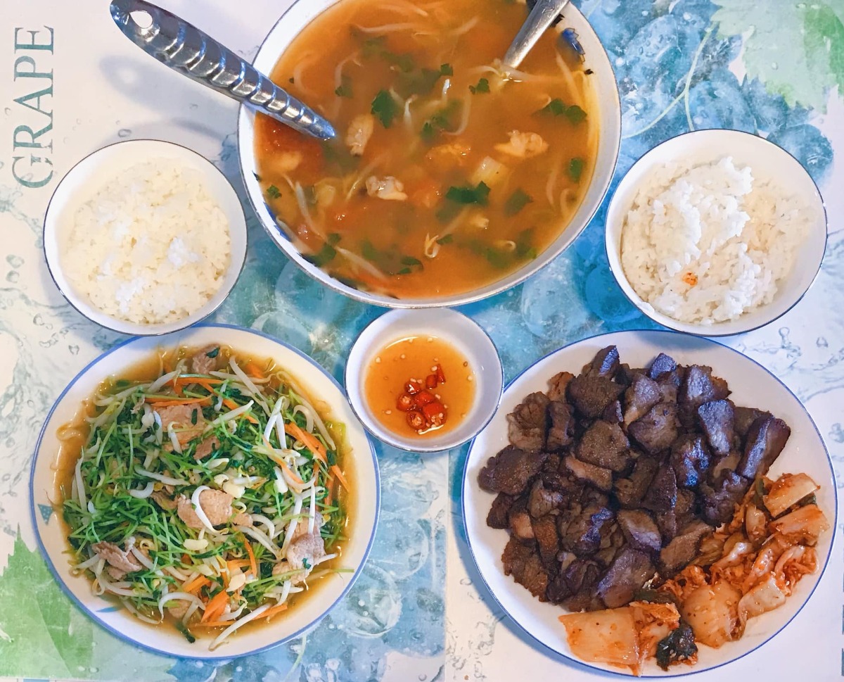 Cơm nhà 3 món* 

Chia sẻ với chị em những bữa cơm đơn giản, tranh thủ giờ nghỉ trưa trong những ngày làm việc tại nhà của vợ chồng em 🤗
 
Bữa ăn tiêu chuẩn 3 món, 1 thịt 1 rau 1 canh (nói nôm na thế chứ nhiều khi trong thịt có rau trong rau có thịt ko nhất thiết rạch ròi =))) chủ yếu các món nhanh gọn dễ làm nhưng cố gắng dù đơn giản cũng phải đủ chất, ăn cũng phải bon mồm 😆. Từ ngày chỗ em giãn cách xã hội, ăn nhà đủ 3 bữa, em chuyển bữa trưa thành bữa cơm chính trong ngày, tối chỉ ăn nhẹ nhàng thôi. Trong tuần còn bận làm việc thì ăn đơn giản, cuối tuần làm món phức tạp cải thiện sau...