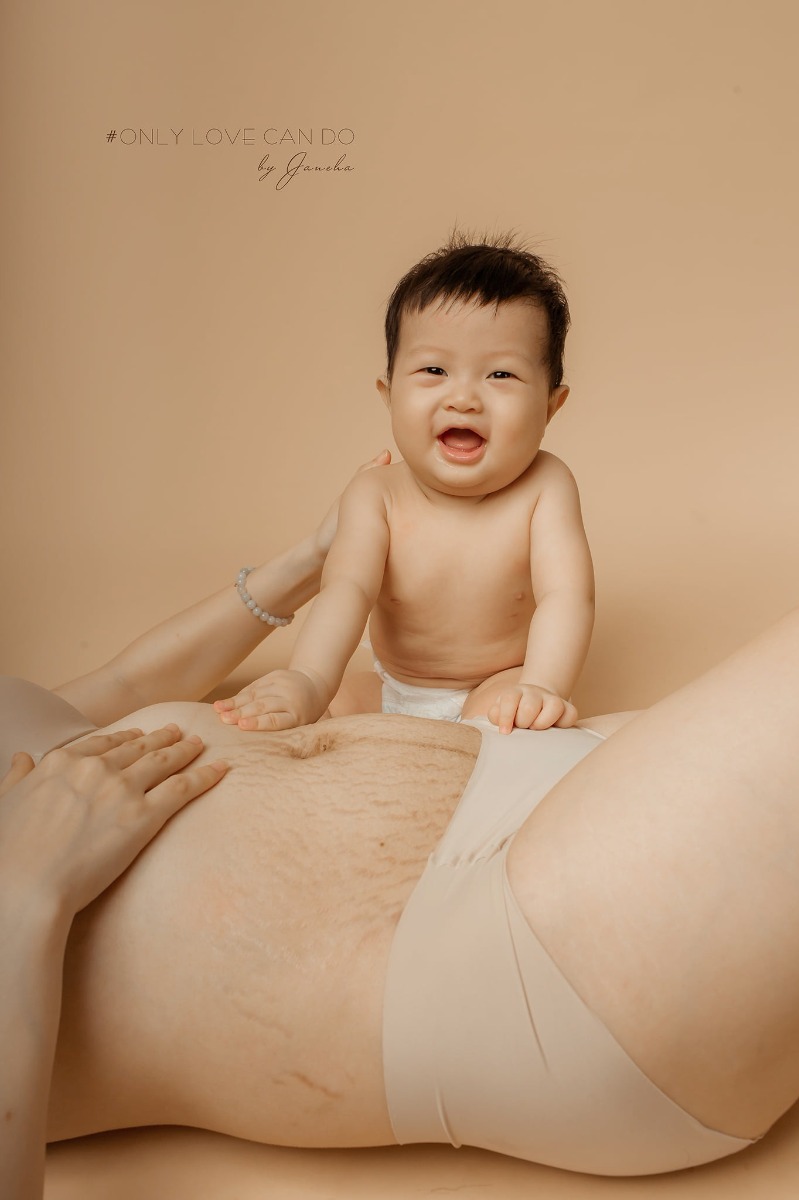 Hi các mẹ, Hãy tự hào vì chúng ta may mắn đc sinh sống trên đất một đất nước xinh đẹp và an toàn.

Cơ thể mẹ sau sinh giống như một minh chứng cho tình yêu, sự hy sinh cao cả của người phụ nữ với thiên chức làm mẹ. Hãy tự hào về điều ấy! Vì tự tin chính là thứ trang sức lung linh nhất của phụ nữ chúng mình.