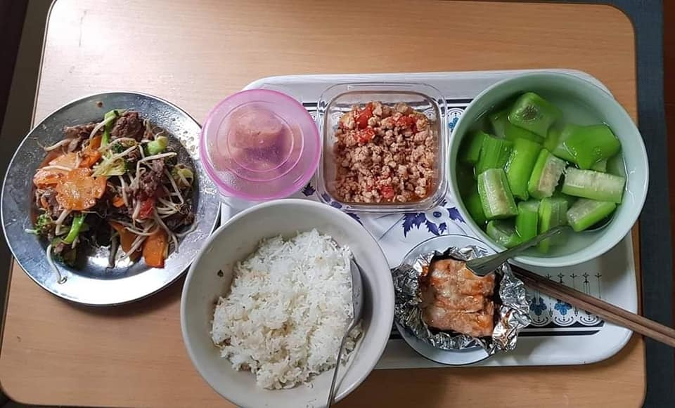 CƠM Ở CỮ MẸ MỚI NHÌN ĐÃ THẤY RƯNG RƯNG

Chia sẻ với chị em những bữa cơm sắc màu nóng hổi mà ông bà nội chuẩn bị, xếp mâm gọn gàng cho con dâu là em mỗi bữa trong thời gian ở cữ.

Giây phút yếu đuối nhất mà được mọi người so sánh "như con tôm lột vỏ", giây phút bỡ ngỡ với những điều đầu tiên khi làm mẹ, em thật may mắn khi có ông bà nội giúp đỡ. 

Ông bà là cây đại thụ, cành lá xum xuê, là bóng mát an lành, mang lại những ngọt mát, an tâm cho con cháu.
 
Mỗi bữa cơm, thấy các món ăn được chuẩn bị cẩn thận, đủ đạm đủ rau, thay đổi món mỗi bữa, em thấy thật biết ơn ông bà. Mẹ đủ sữa rồi giờ dư cả tủ sữa cho bé chính là nhờ những bữa cơm này. 

Trước khi em về ở cữ nhà nội, ông bà còn cẩn thận tìm hiểu món gì tốt, món gì kiêng và ghi chép các món ra giấy để nấu. 

Em chia sẻ các mâm cơm và những món chính và chế biến ở dưới đây, mong là giúp ích được cho các mẹ sắp sinh em bé.

Quan điểm của em và ông bà là kiêng đồ tanh như cá thu, cua đồng,... Kiêng ăn mặn quá, các món nêm hơi nhạt hơn bình thường. Kiêng uống nước lạnh, ăn đồ nguội, còn đâu cho em chén hết hihi. 

Em liệt kê theo các loại THỊT, món ĐẠM món RAU như sau: 

🌼THỊT LỢN 
- Thịt nạc rang nghệ 
- Thịt chân giò luộc thái mòn
- Móng giò hầm hạt sen, hoặc khoai tây ca rốt, hoặc củ sen
- Thịt lợn rang cháy cạnh 
- Thịt lợn xay sốt cà chua 
- Sườn xào chua ngọt 
- Ruốc thịt lợn 

🌼THỊT BÒ 
- Gân bò hầm rau củ (khoai tây, cà rốt, súp lơ, bí,...) 
- Bò bít tết áp chảo 
- Bò xào + giá/ hoa thiên lý (ăn hoa này nhiều sữa)/ đậu cove/ bí đỏ/ ớt Đà Lạt/ súp lơ/ cà rốt/ su su,...

🌼THỊT GÀ 
- Gà luộc 
- Gà kho gừng
- Gà sốt chua ngọt
- Gà hầm thuốc bắc/ngải cứu (món này rất tốt)
- Cháo gà

🌼CÁ thì em chỉ ăn cá hồi, còn các loại cá khác em ít ăn. Chế biến: 
- Ruốc cá hồi 
- Cá hồi áp chảo sốt xì dầu 
- Cá hồi bỏ lò 
- Cá hồi sốt chanh 

🌼TÔM
- Tôm hấp
- Tôm rang chua ngọt
- Ruốc tôm 

🌼TRỨNG 
-  Trứng gà so luộc 
-  Trứng hấp thịt
-  Trứng đúc thịt rán 
-  Trứng rán ngải cứu

🌼RAU
- Rau ngót nấu thịt băm (món phải ăn) 
- Canh bầu/bí nấu tôm 
- Rau mùng tơi nấu ngao 
- Mướp luộc/xào giá 
- Bí đỏ luộc (món này ăn lợi sữa) 
- Canh rau củ hầm xương

Sơ sơ là vậy ạ, xoay vòng các món như này đảm bảo mẹ em bé ăn uống ngon miệng, cơ thể khỏe mạnh để đảm bảo là cô bò sữa vui vẻ hihi.
Theo như cá nhân em thấy thì kinh nghiệm để có đủ sữa cho mẹ là:

✅ Ăn đủ chất và đa dạng các món cho mẹ ngon miệng, mẹ vui vẻ làm cô gái Hà Lan mỗi ngày
✅ Ngày uống 3-4 lít nước ấm, sữa ấm (để nhớ thì cứ trước mỗi cữ hút sữa uống 1-2 cốc nước ấm luôn)
✅  Kích hút sữa đều đặn, đúng giờ

Ngoài ra, em thấy uống nước chè vằng ấm hoặc nước đỗ đen vừa thơm ngon mà lại nhiều sữa hihi. 

Mong là bài này của em hữu ích cho các mẹ sắp sinh em bé hoặc người nhà đang tìm hiểu thông tin để chăm mẹ em bé. Món mới vẫn được ông bà tìm hiểu update liên tục, có gì hay em lại chia sẻ tiếp