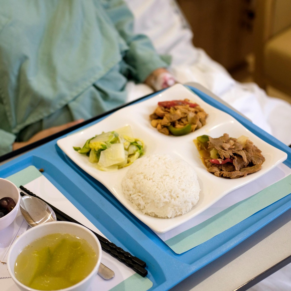 ⭕️ Bài đánh giá chân thực nhất về trải nghiệm đi du lịch, à không đi đẻ tại bệnh viện VINMEC Đà Nẵng ngày bão 

Vậy là Thị Mới nhà Troy đã được sinh ra, vào một ngày đáng nhớ (28/10) và bây giờ mình mới rảnh ngồi xuống để viết về trải nghiệm quá trình Thị Mới được chào đời. Đây có thể là bài review chân thực nhất về bệnh viện VINMEC, vì khen sẽ khen rất nhiệt tình mà chê thì cũng không kém. Và những ông bố bà mẹ bỉm sữa nào tại Đà Nẵng đang có dự định sinh nở tại VINMEC thì hãy đọc qua bài viết này.

⭕️ Mình nghĩ đầu tiên mình nên chê, cái gì hay mình sẽ để sau.
Đối với tất cả dịch vụ từ du lịch, ẩm thực, ăn chơi,... bây giờ. Việc hoàn hảo tất nhiên sẽ không có, ít nhiều sẽ có những khuyết điểm hiện hữu trong hệ thống và quá trình hoạt động và VINMEC cũng không ngoại lệ.

⭕️ CHÊ :

1. ĐẮT - cái này khỏi phải bàn rồi, theo như mình biết thì VINMEC hiện đang là bệnh viện có mức phí cao nhất Đà Nẵng hiện nay. Có thể số tiền này đối với một vài người không là gì, nhưng so với trung bình giá ở Đà Nẵng thì Vinmec thuộc loại đắt. Và những yếu tố gây cản trở việc bố mẹ chọn lựa bệnh viện để sinh mình đều liệt vào danh mục khuyết điểm này. NHƯNG - mình sẽ phân tích kĩ về giá trị số tiền bỏ ra và nhận lại ở phần LÍ DO MÌNH CHỌN VINMEC ở phần sau.

2. MỘT BỘ PHẬN NHỎ NHÂN VIÊN KÉM TINH TẾ - mình rất đắn đo dùng từ sao cho đúng ở mục này và đây là kết quả cuối cùng của mình. Có một vài bạn điều dưỡng ở đây có cách nói chuyện rất giống kiểu “BẢO HIỂM CÔNG”. Định nghĩa BẢO HIỂM CÔNG đơn giản là việc các bạn mua 1 cái bảo hiểm ở 1 bệnh viện công và sử dụng dịch vụ 0 đồng từ bảo hiểm đó thì cách đối xử nói chuyện của họ như nào thì đấy chính là kiểu “BẢO HIỂM CÔNG”. Đó là lí do mình rất ghét bệnh viện công.

3. HỆ THỐNG BOOKING - Không giống với mấy bạn booking ngoài bar luôn niềm nở và coi bạn như thượng đế - không bao giờ để bạn thất vọng thì mấy bạn booking ở bv này rất tệ. Ở VINMEC nếu muốn đi khám, bạn phải đặt lịch trước qua internet, sau đó sẽ có tin nhắn xác nhận gửi về cho bạn, và khi nào có 1 bạn booking điện thoại thì lịch đó mới có trong hệ thống. Vợ mình bị 2 lần, đặt xong có tin nhắn xác nhận nhưng đến trước ngày điện lại xác nhận thì không có, 2 lần chứ không phải 1. Chưa kể việc có 1 bạn nam điện thoại xác nhận lịch khám của vợ mình lúc 6h sáng. Khi ông mặt trời còn chưa hết ngái ngủ, khi còn gà trống sống ở thành phố này còn chưa thèm gáy. Lí do là đây là ca của em, em phải làm hết việc của ca em. Lí do ngớ ngẩn kém tinh tế. Hôm đó vợ mình có chửi bạn đó, nếu bạn có đọc thì đừng buồn nha. Vì bạn ngu đó !

4. THIẾU SÓT GÂY THẤT VỌNG NHẤT : Nếu để ý các bạn sẽ thấy ở các bệnh viện như Hoàn Mỹ hay Family khi đẻ xong mẹ và bé sẽ được 1 tấm bằng như cái bằng khen z, ghi tên bố tên mẹ và bé, ngày sinh cân nặng và dấu vân tay trên đó để mẹ đem về làm kỉ niệm, MÌNH CỰC KÌ THÍCH CÁI NÀY. Nhưng !! Nhưng !! Không có 🙂 Bệnh viện đẳng cấp nhất Đà Nẵng !!

⭕️ Đây là những khuyết điểm coi chừng rất nhỏ nhưng việc bỏ chừng ấy tiền ra, thứ mình mua là dịch vụ, và những điều nhỏ nhặt này như con sâu làm rầu nồi canh vậy. Nếu ở 1 khách sạn 5 sao, việc làm như vậy với khách hàng các bạn sẽ bị quản lí kí cho mấy tờ WARNING, và nếu sỡ hữu nhiều tờ warning thì cơ hội sở hữu có một nơi làm việc mới sẽ rất cao.
Thôi, chê cũng xong rồi, mời bạn đến với những điều tuyệt vời tại bệnh viện này, đừng nghĩ mình chê như vậy nghĩa là bệnh viện này tệ, để hình thành nên một quá trình làm việc thì ở trên chỉ là những cá nhân không tốt thôi, mình mong sẽ có những cuộc họp để những cá nhân trên không làm uổng đi những công sức của phần còn lại mình sẽ nêu ở dưới đây. Thư giãn tí đi vì sắp tới đây sẽ tuyệt vời lắm :)))))

⭕️ KHEN:

1. DỊCH VỤ - Có thể cảm nhận qua cách nói chuyện và kinh nghiệm cũng như kiến thức của mọi người ở đây. Lạ ha, mới chê người ta ở trên về cách ăn nói xong ở dưới lại khen, nhưng các bạn hiểu sai rồi, ở trên là thiểu số những cá nhân không tốt, còn đa số toàn những con người rất tuyệt vời, có thể việc tạo nên 1 sản phẩm tốt không quan trọng bằng dịch vụ tốt, việc bác sĩ ân cần chăm sóc và quan tâm thì có thể những bệnh viện khác sẽ có, nhưng hộ lí và y tá ở đây cũng đẳng cấp không kém. Luôn nhẹ nhàng và coi mình như thượng đế vậy, ở đây các bạn có thể học được rất nhiều điều từ việc chăm con như nào từ những chị y tá ở đây, các chị như mấy quyển từ điển sống vậy. Mình ấn tượng cô Thu, hộ lí. Tính hơi đồng bóng, hay la mình nhưng lại tốt tính, đi đẻ mà nghe mấy chị nói ngọt đẻ nó đỡ đau, chứ có vài bệnh viện đau đẻ mà hộ lí đứng bên cạnh nó buồn buồn chửi cả mình. Mình rất sợ đưa vợ mình đi đẻ ở những nơi như vậy, không phải sợ họ chửi vợ mình mà sợ vợ mình quơ được cái gì ném bể đầu tụi nó, không có tiền đền.

2. CƠ SỞ VẬT CHẤT : Thơm - điều làm mình ấn tượng nhất với VINMEC, xua tan nỗi lo lắng về mùi bệnh viện. Mát - điều hoà khắp bệnh viện :))) Hình như tất cả các phòng đều là phòng đơn. Thôi, CSVC mình không review nhiều vì có rất nhiều bạn nói về nó rồi. Tự cảm nhận đi kkkkkk.

3. ĐỒ ĂN : Ngon - trước khi làm thợ xăm mình đã từng làm đầu bếp tại các khách sạn xịn, và mình biết như nào là 1 món ăn NGON. Rất hiểu tâm lí người bệnh. Cơm dẻo, đồ ăn thì mềm, tất cả đều được lọc hết xương ( ở nhà vợ mình nấu gì cho mình ăn đều lọc hết xương vì mình ghét gặm xương lắm ). Và cái cảm giác ăn không cần phải dùng não để tính toán việc dính phải xương là một điểm cộng lớn rồi, có cả trái cây hoặc yaourt đi kèm.... chỉ có 1 điểm trừ nho nhỏ là canh (soup) rất nhợt nhạt. Và ăn xong phải tự đem đi cất ( có thể nhiều bạn sẽ chửi mình nhưng nên nhớ đây là bệnh viện quốc tế ).

4. ĐẺ KHÔNG ĐAU - (đặc sản của VINMEC) vợ mình nhập viện lúc 7h ( đã vỡ ối ), 10h bắt đầu đau, đến 13h được chuyển xuống phòng sinh gây tê màng cứng, không đau đến 16h nở ra 10 phân đẻ luôn :))))

5. SỰ TIỆN LỢI VÀ THOẢI MÁI - đây chính là yếu tố cao cấp nhất của VINMEC. Đầu tiên phải nhắc đến là pack đồ bệnh viện tặng, mình có đính kèm hình ảnh ở dưới. Đầy đủ tất cả những thứ cần phải xách đi đẻ, nhưng bây giờ bệnh viện tặng rồi đồng nghĩa với việc mẹ chỉ cần đem bộ đồ ra viện cho mình, hết ! Và tất cả đều là free. Hình như mấy bệnh viện khác không có. Song song với đó là dịch vụ xung quanh mình nghĩ là được nghiên cứu rất kĩ để cho ra một quá trình quá tuyệt vời, giảm tải tối đa sự kinh hãi khi đi đẻ. Vd như việc xây dựng phòng nghỉ đẻ ít yếu tố bệnh viện nhất. Nhìn như cái phòng ks vậy. Mình thích cái giường ở đây, wakanda vcl :))

Nếu là mình khi xưa mình sẽ nhìn vào số tiền viện phí rồi quay đầu, nhưng thực ra có lí do cả. Đó là số tiền đúng mình bỏ ra để con mình có thể sinh ra ở một nơi tuyệt vời nhất. Êm ấm nhất, nên nhớ con mình sinh ra đúng ngày bão số 9 đổ bộ vào Việt Nam. Ở nơi mà dịch vụ được đưa lên làm đầu. Có thể ở một số bệnh viện việc bạn bị mấy bà y tá gank là bình thường nhưng ở đây con nào gank vợ bạn con đó nghỉ việc, ez ! Nơi mà đi đẻ như đi nghỉ dưỡng,

⭕️ KẾT : Với tiêu chí một bài viết đơn giản dễ hiểu nên mình đã cố gắng rút gọn hết mức có thể bài viết này để mọi người dễ đọc hơn, và một lần nữa xin lỗi nếu bài viết này quá dài :))

Đôi lời nhắn gửi đến các ông chồng, nếu các anh các bạn cảm thấy yêu vợ mình, muốn làm gì đó cho vợ cho con nhưng không biết phải làm gì thì đi đăng kí cho vợ đẻ ở đây đi, coi nó như là 1 món quà dành tặng cho vợ khi vợ phải mang nặng đẻ đau cho mình một đứa con. À ! Các bố được vào phòng xem lúc vợ sinh nha, mình nghĩ lúc con ra mình sẽ vui mừng và khóc các kiểu nhưng không, lúc ấy mình xót vợ mình hơn. Vợ mình rất lì, lì hơn cả những thằng đàn ông mình biết, nhưng vợ mình đã phải hét lên lúc lôi con ra, có nghĩa nó rất đau và mình chắc chắn nếu là mình lúc ấy chắc mình chết rồi.

⭕️ Đánh giá : mặc dù tồn tại những khuyết điểm ( và đặc biệt là không có cái bằng về treo nhà, viết đến đây vẫn còn cọc vcl ! ) nhưng thôi, cơ sở vật chất tuyệt vời, đẻ không đau, đồ ăn ngon + bác sĩ y tá tận tình tận tâm. Đáng để đẻ, à không có tiền thì mau mau đăng kí đi đẻ đi nha, không uổng tiền tí nào đâu :3 bye bye, tôi đi thay tã cho Thị Mới đâyy.

Nguồn: Đặng Hoàng Quốc