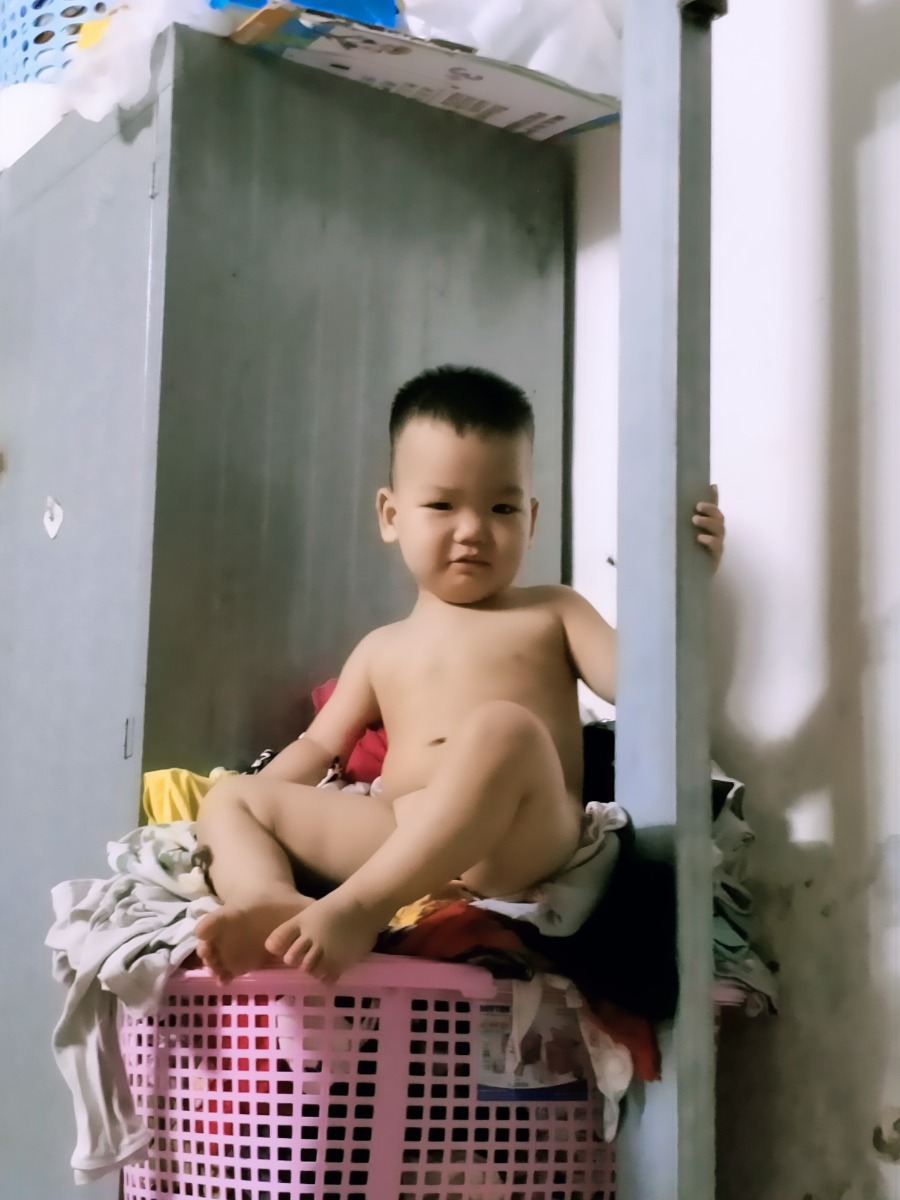 Các mom ơi ? Mình đang bầu tuần 26 mà mấy nay cứ khi đi ngủ chân mình mỏi từ bắp chân xuống bàn chân 2 bên ,mình khó ngủ quá ,có khi nằm đến 2,3h sáng chưa ngủ được! Mình cũng tăng 11kg rồi,bụng to nặng nề nhìn như sắp sinh í ! Lại hay bị đau đầu ,đau cổ vai gáy có m nào bị thế và biêdt cách khắc phục không ạ !?
P/s: mình đăng ảnh cu anh cho đỡ trôi bài ạ !