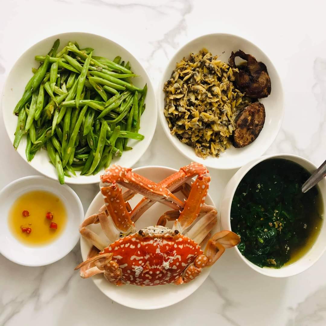 Vì bạn nhỏ hơi còi nên ba bạn nhỏ mỗi ngày cứ Tôm, Cua, Ghẹ cho mẹ ăn, mong vào con để con nhanh lớn.
Bữa tối em ăn hết dĩa đậu, con ghẹ, 1 lát cá, 1 muỗng nghêu lụa, 1 chén canh và 3 muỗng cơm gạo lứt( 1/3 chén). 
Ăn vậy no lắm mà đường ổn cả nhà à, sau 2h đo 108 ( = 6.0), mừng hết lớn