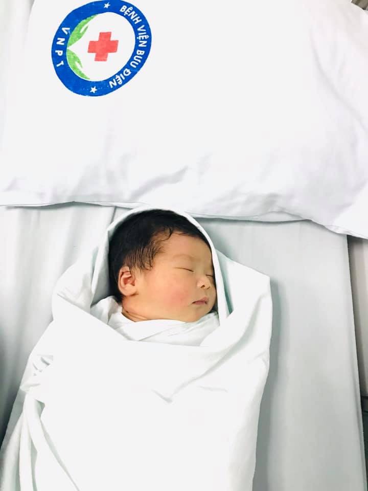 IVF BV BƯU ĐIỆN

Động lực cho các mom nha. 
Em là thành quả của bs Hà nữ. 
Bố mẹ có được em sau 9 năm cưới, 8 năm mong mỏi, 3 lần làm ivf, 4 lần cp. 
Bố cháu bt. Mẹ cháu AMH thấp, niêm mạc tử cung mỏng, bị gen đông máu phải tiêm lovenox suốt thai kì. 
Sau nhiều lần cp thất bại, mẹ cháu vẫn kiên trì làm ở bvbđ vì gần nhà tiện đi lại. 
Quan trọng vẫn là tinh thần và đủ duyên thì con sẽ đến ạ.