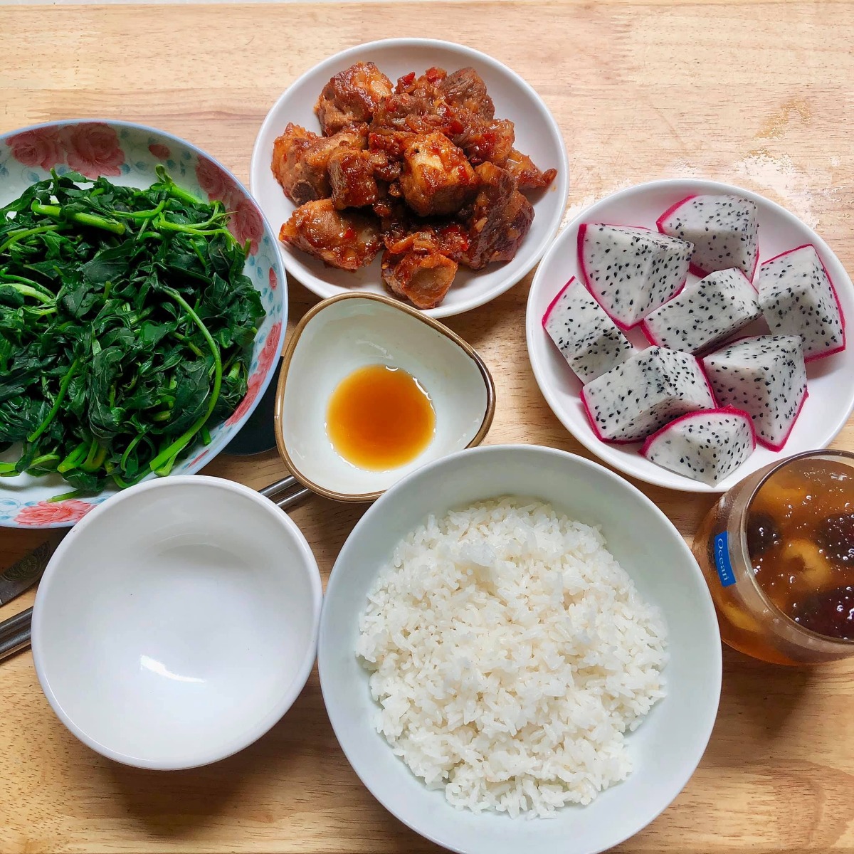 Cơm cữ!!!

Tầm này năm trước mình đang ở cữ. Vì sinh bé đầu không có sữa nên quyết tâm gọi sữa về khi sinh bé thứ hai lên cao phơi phới. May mắn có bà nội và bà ngoại thay phiên chăm bé ngày đêm, cùng sự trợ giúp của chồng nên công việc chính của mình là ăn và kích sữa thôi ạ😜. 

Mình lên thực đơn, bà ngoại đi chợ mua đồ ăn mỗi ngày trước khi qua nhà giúp mình chăm e bé. Đây là một số mâm cơm cữ tự tay mình nấu theo sở thích và khẩu vị cá nhân gửi các mẹ tham khảo nhé. Chúc các mẹ có kì ở cữ thoải mái, vui vẻ gọi sữa thành công😘

Cre: Mẹ Hà Khờ