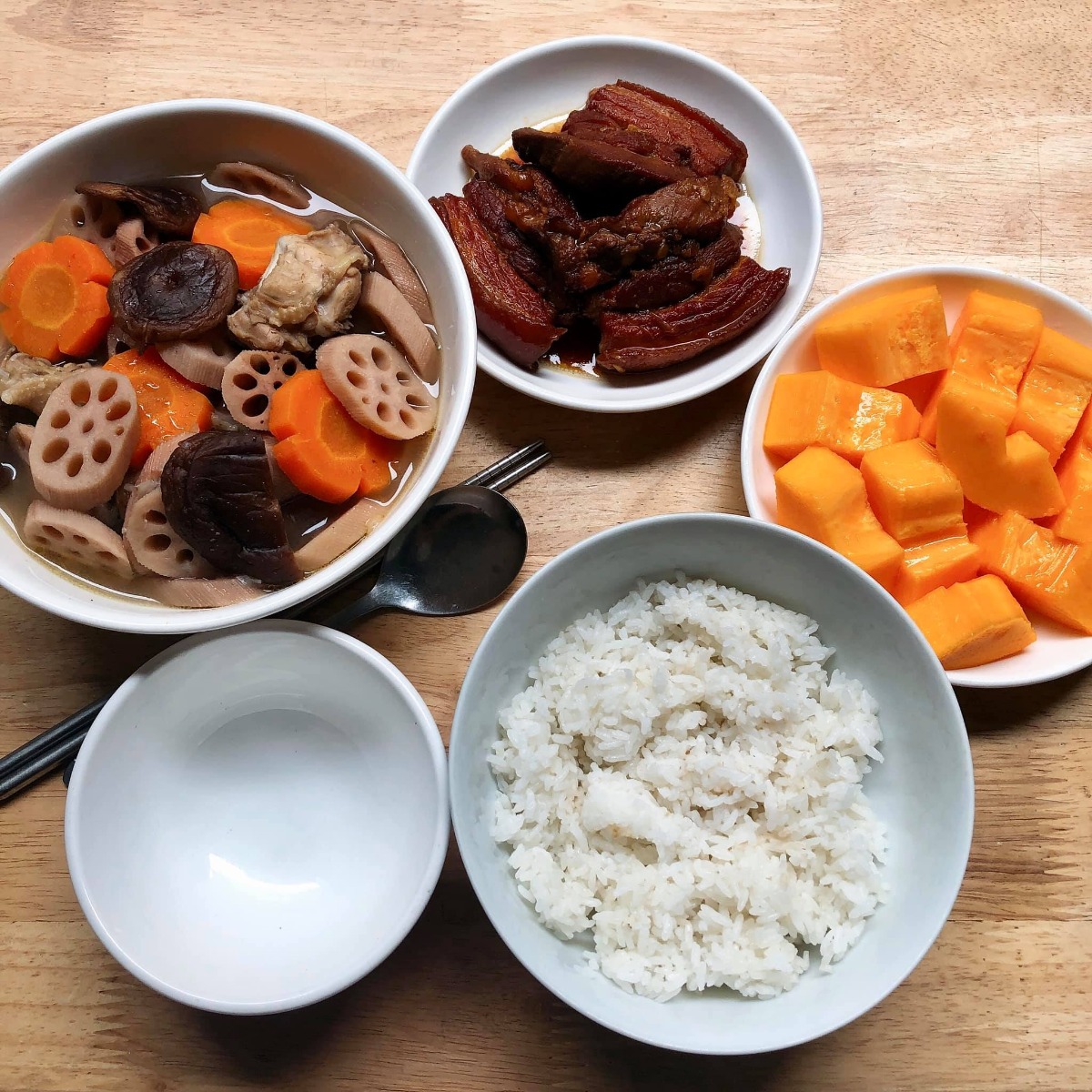 Cơm cữ!!!

Tầm này năm trước mình đang ở cữ. Vì sinh bé đầu không có sữa nên quyết tâm gọi sữa về khi sinh bé thứ hai lên cao phơi phới. May mắn có bà nội và bà ngoại thay phiên chăm bé ngày đêm, cùng sự trợ giúp của chồng nên công việc chính của mình là ăn và kích sữa thôi ạ😜. 

Mình lên thực đơn, bà ngoại đi chợ mua đồ ăn mỗi ngày trước khi qua nhà giúp mình chăm e bé. Đây là một số mâm cơm cữ tự tay mình nấu theo sở thích và khẩu vị cá nhân gửi các mẹ tham khảo nhé. Chúc các mẹ có kì ở cữ thoải mái, vui vẻ gọi sữa thành công😘

Cre: Mẹ Hà Khờ