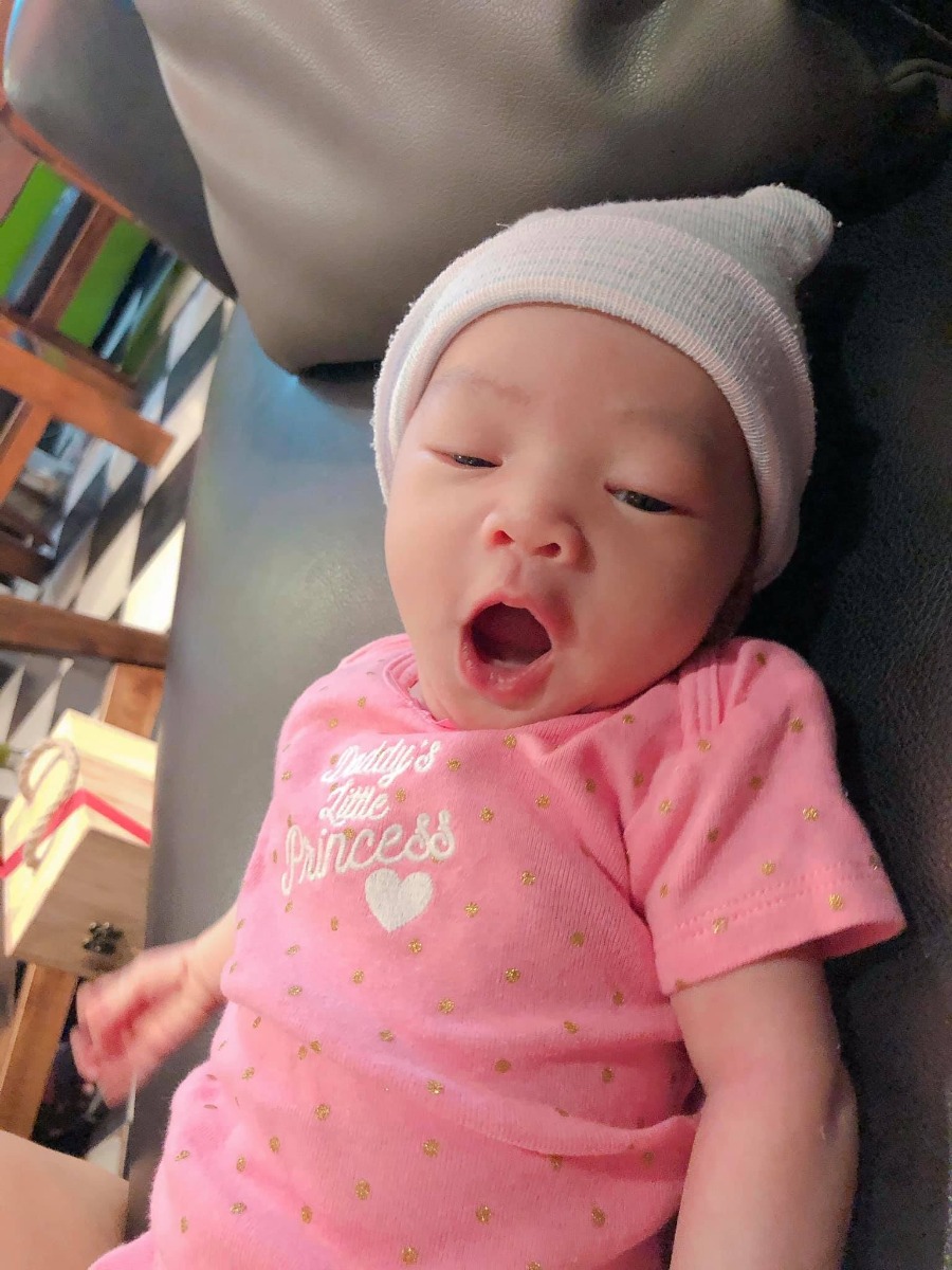 Em đã về đích rồi các chị ạ. Bé Hồng 3 kí thôi, rặn nhanh từ lúc vào viện đến lúc sinh chỉ 2 tiếng đã ra rồi. Sữa về chưa chan ướt cả áo. Em phải vắt bớt ra để tủ.
Mẹ con em cảm ơn cả nhà Mamibabi đã cổ vũ động viên giải đáp các thắc mắc của em nhé. Mamibabi đúng là app thai giáo số 1 đó ạ, các mẹ đừng băn khoăn gì nữa nha. Thai giáo tốt cho cả mẹ và bé. Bé ra đời trộm vía ăn ngoan ngủ ngoan ko quấy khóc, iêu lắm ạ. Mẹ cũng thoải mái tinh thần.
Chúc các mom sớm về đích giống em nha, mẹ nào xin vía sinh nhanh nhìu sữa ko ạ 😍😍