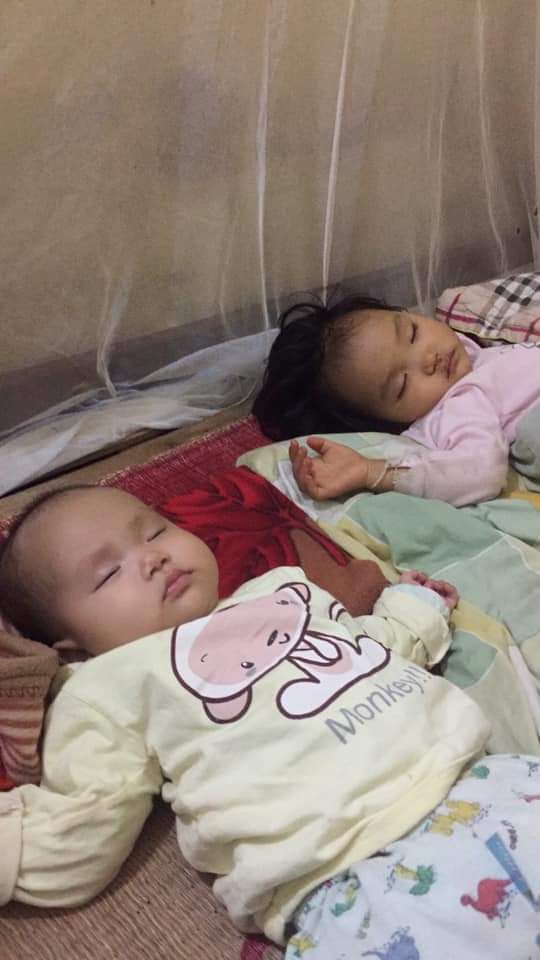 Có ai strees về việc chăm con giống em ko ...
Từ ngày sinh bé thứ 2 đến nay được hơn 4m giao đứa lớn cho mẹ ck em chăm sóc mà em cảm giác con em nó khác hoàn toàn . Ăn bắt bế đi dong mới chịu ăn ( có hôm bà phải vật ngửa ra cho ăn ép ăn mãi mới hết cốc cháo ), không vừa ý cái gì là tức ném đồ đạc hay khóc ăn vạ . Nguyên cả ngày hôm nay mưa ở nhà với mẹ là không ăn một cái gì vào bụng khóc lóc ăn vạ ... em đánh con phạt con thì kêu nó có biết gì đau mà đánh nó . 
Đứa bé nhà em 4m20d vì một số lý đó nên em mới phải dặm them bột cho con ăn mỗi ngày một cữ sáng 140ml sữa ngày 5 cữ có một hôm mẹ sốt rét ở nhà bà cho an gẳn 2 cữ bột 7 bình 140ml xong cứ bảo em cho ăn tăng bột giảm sữa rồi là sữa mẹ mới có chất chứ sữa bột có chất gì ... vvv 
Em nói thẳng : đừng ai tham gia vào cách nuôi dạy con của con