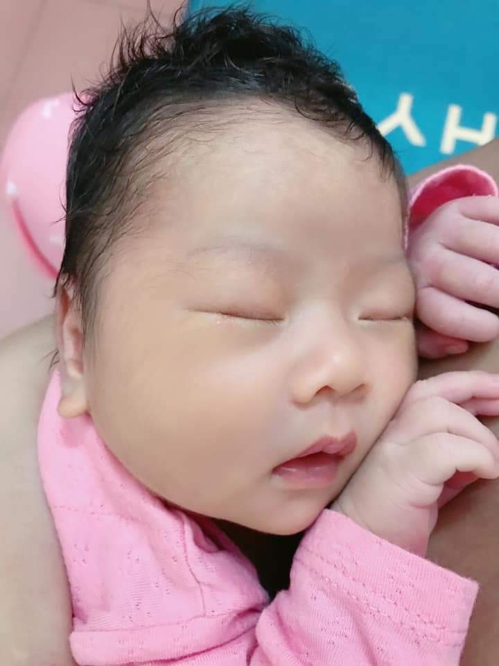 Mẹ nào xin vía thị nở nhà em không ? Ăn no cái ngủ 4,5 tiếng không thèm dậy ăn tiếp, gọi ko thèm dậy :(( chắc cũng nhờ ngày trc mẹ tích cực thai giáo đó ạ 🥰🥰