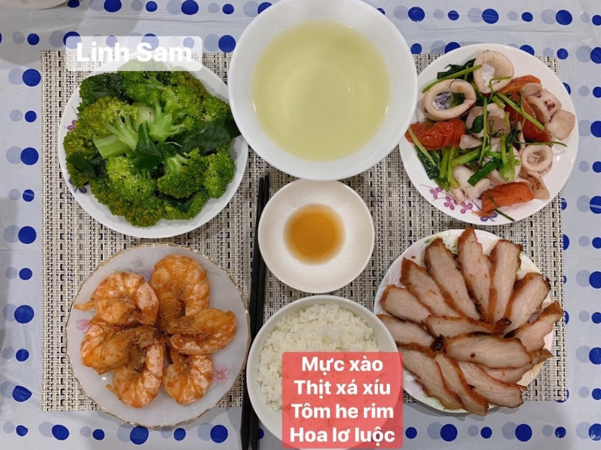 Ai bảo ở cữ là khổ nào. Em thấy ở cữ sướng lắm ấy, chả phải làm gì lại còn ăn ngon.

Em được cái may mắn là 2 lần đẻ xong đều từ viện về thẳng nhà mẹ đẻ ăn vạ. Ngày nào bà cũng đọc thực đơn hôm nay ăn gì cho lựa chọn cứ như đang ở viện. Bữa nào cũng thấy ngon mắt ngon miệng, nên làm hẳn quả album lưu lại để cho bà ngắm sản phẩm và sau này em còn có tư liệu chăm con gái con dâu. 

Quan điểm ở cữ của mẹ em là kiêng làm chứ ko kiêng ăn. Bà lại trong ngành Y nên tư tưởng ở cữ hơi bị tiên tiến. Ăn đa dạng, nghỉ ngơi đủ, tinh thần thoải mái thì sữa mới nhiều và chất lượng. Đẻ 2 lần em đều ko ăn móng heo hay chân dê chân chó, trộm vía sữa lúc nào cũng tràn trề cho con ti, mà mẹ ko hề mập mới sướng.

Quê em bà đẻ ko kiêng ăn tanh, chỉ kiêng đồ chua cay sống lạnh và rau cải thôi. Dù cả nhà đã chuyển khẩu lên thủ đô nhưng mẹ em vẫn thường xuyên về quê mua bán, trữ tủ đông ăn dần, tươi ngon bổ rẻ. Trước khi e sinh 2-3 tháng, mẹ cũng về liên tục để gom hàng chuẩn bị phục vụ cục nợ là em 🤣.

Nhà em mấy đời cơm cữ như này rồi, cả bà cả mẹ lẫn con về già vẫn khoẻ re, tới khi con ăn dặm xơi hải sản thoải mái hợp luôn ko cần nghe ngóng bụng dạ. Kiêng ăn kĩ quá sau mệt mẹ mệt con, cái chính là kiêng làm việc nặng và sớm, tránh đụng nước và gió máy để giữ gìn sức khoẻ về già còn hưởng thụ. Chứ em thấy nhiều mẹ kiêng ăn rõ kĩ do lo sợ bụng dạ yếu làm bản thân uể oải chán ăn và ko đủ chất, quan niệm ấy xưa rồi ạ.

Cre: Mẹ Linh Sam