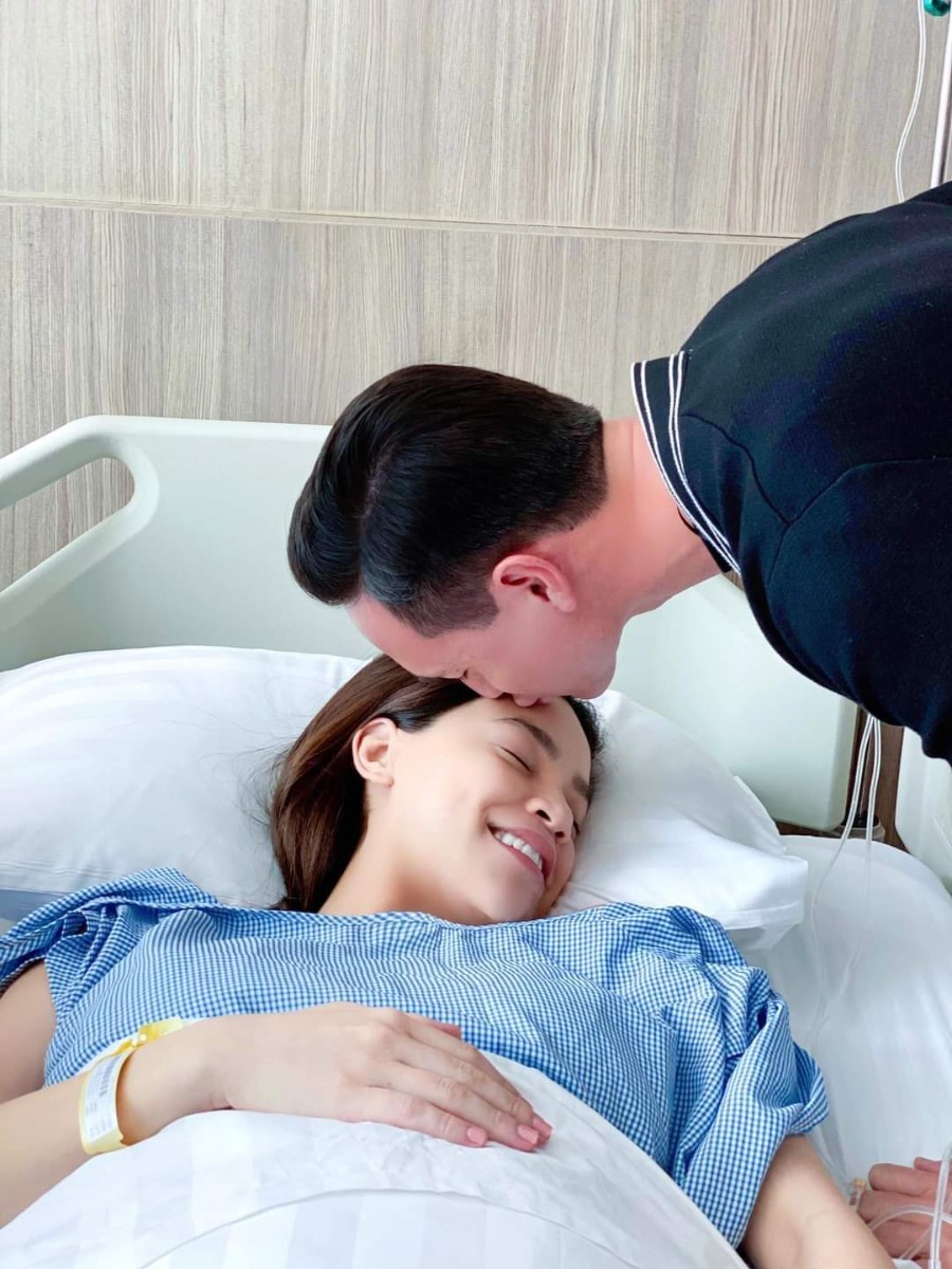 Bạn cảm nhận được điều gì sau bức hình này ? 
Điều ngọt ngào nhất chính là Có người đàn ông sẵn sàng che chở, bao dung, yêu thương và trân trọng bạn. Người đàn ông ấy lấp đầy hết những khoảng trống bạn đã phải nín lặng bao ngày qua, xoá mờ những vết sẹo trong tim bạn bằng liều thuốc ấm áp nhất, sẵn sàng chống lại cả thế giới để bảo vệ cho bạn, và luôn bên bạn Không buông tay, chẳng rời nửa bước. 
Phụ nữ chỉ cần gặp đúng người đàn ông của mình thì chẳng cần phải trưởng thành, càng chẳng phải gồng mình lên mà mạnh mẽ nữa. 
Đúng người, đúng thời điểm, thì mọi người đàn ông trong quá khứ đều trở nên lu mờ không chút nuối tiếc. 
P/s: Điều quan trọng nhất là phải thật Giàu các bác ạ. Lấy tấm hình chụp KL vs HNH làm ví dụ chứ em cũng gặp nhiều đôi kiểu Phụ nữ đổ vỡ, dang dở xong gặp được Chân ái cuộc đời rồi đẻ liền mấy đứa con luôn. Lúc nào gia đình cũng ngập tràn hạnh phúc ấy. 
Kiểu hâm mộ rồi lại ao ước, Chân Ái của đời mình không biết đang trôi dạt nơi đâu. Nhanh cái chân lên kẻo em hết tuổi đẻ bây giờ. Mà trước tiên, Em phải làm Giàu, thật Giàu đã nhể.
Muốn gặp được Hoàng tử, trước tiên phải biến mình thành Công chúa.
