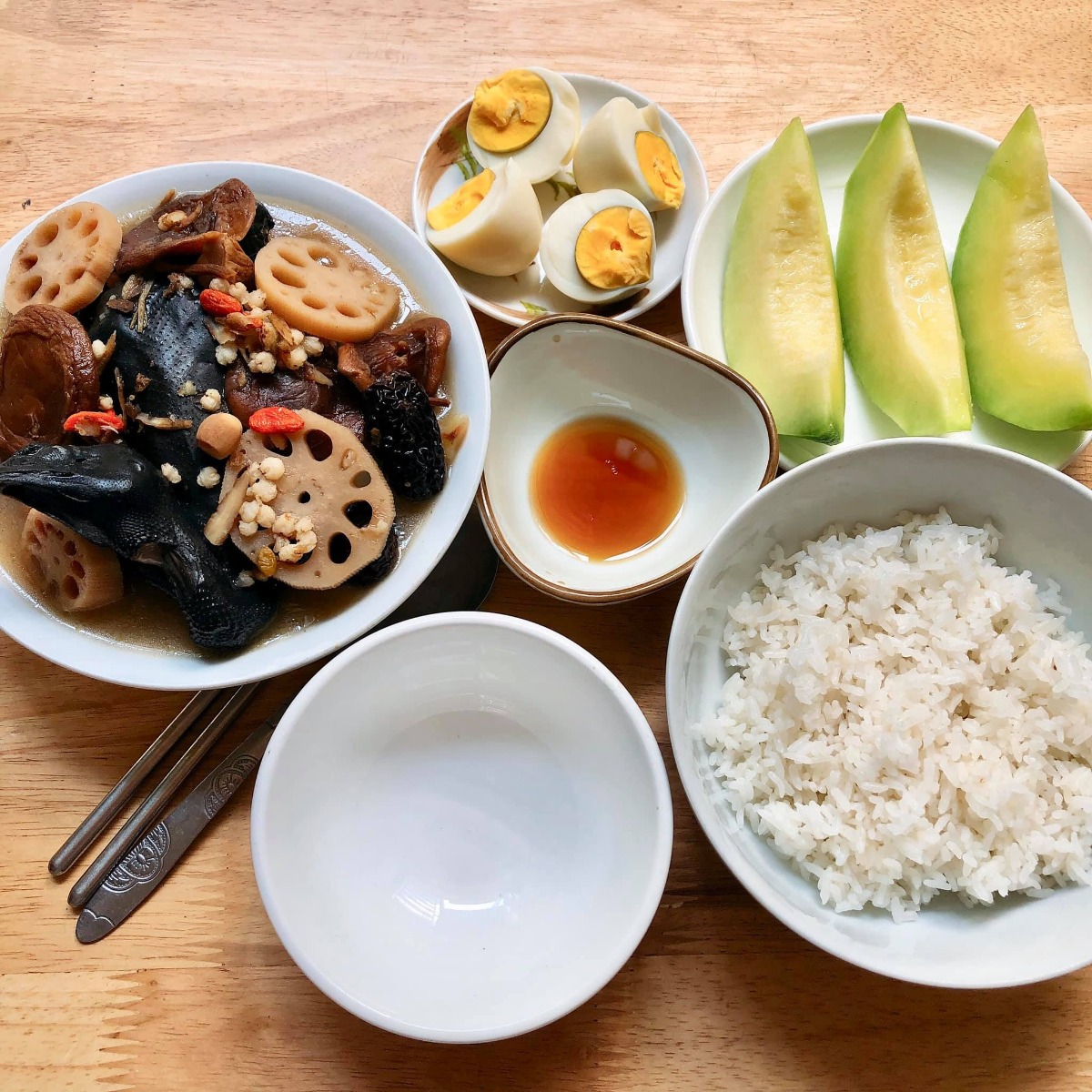 Cơm cữ!!!

Tầm này năm trước mình đang ở cữ. Vì sinh bé đầu không có sữa nên quyết tâm gọi sữa về khi sinh bé thứ hai lên cao phơi phới. May mắn có bà nội và bà ngoại thay phiên chăm bé ngày đêm, cùng sự trợ giúp của chồng nên công việc chính của mình là ăn và kích sữa thôi ạ😜. 

Mình lên thực đơn, bà ngoại đi chợ mua đồ ăn mỗi ngày trước khi qua nhà giúp mình chăm e bé. Đây là một số mâm cơm cữ tự tay mình nấu theo sở thích và khẩu vị cá nhân gửi các mẹ tham khảo nhé. Chúc các mẹ có kì ở cữ thoải mái, vui vẻ gọi sữa thành công😘

Cre: Mẹ Hà Khờ