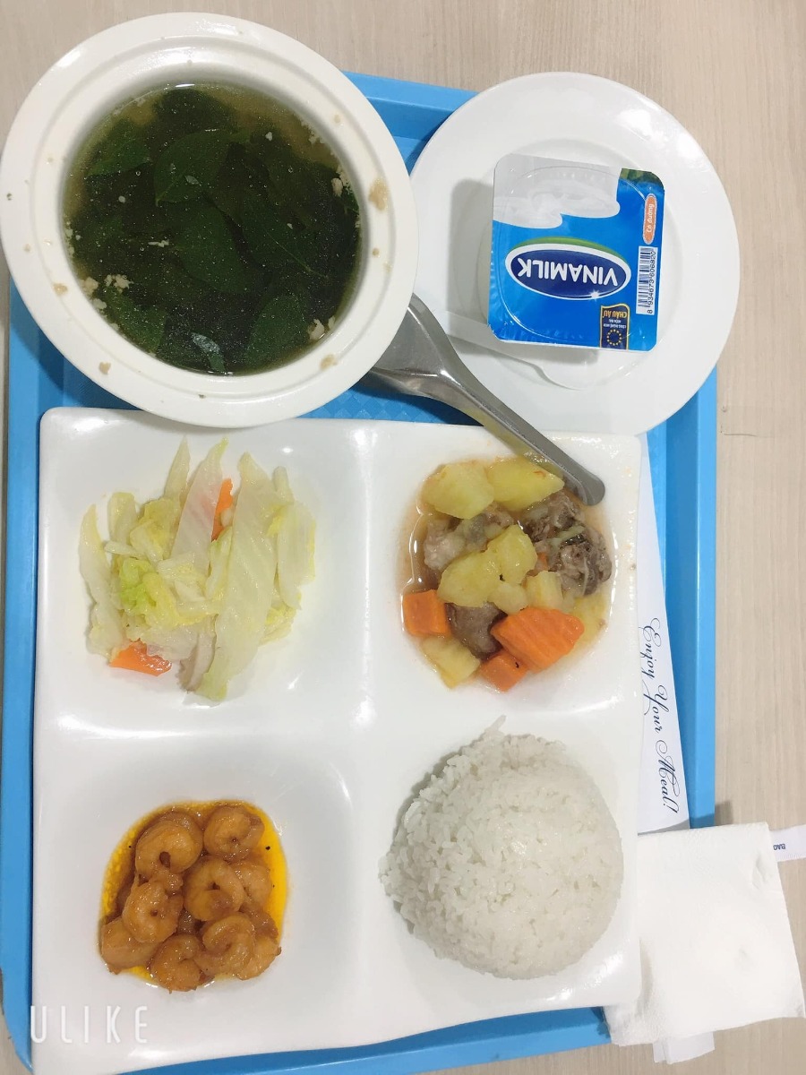 Review đẻ tại BV Bảo Sơn
Đi đẻ như đi nghỉ dưỡng vậy☺️
Ai mà đang phân vân thì e nghĩ Bảo Sơn là lựa chọn quá hợp lí về giá cả và cả chất lượng luôn
Em chọn gói 32w và đến 39w e mổ chủ động.Từ khi đăng kí em chọn Bs Phê và mổ em cũng nhờ Bs Phê.Bác cực kì nhẹ nhàng và nhiệt tình(em cảm thấy đúng như cái tên của bác)😆
Ekip mổ cho em hôm đó có Bác Phê và Bác Huyền cùng các cô/ac ai cũng nhẹ nhàng hỏi và trò chuyện nên tâm lí cũng rất thoải mái.
Ở phòng hồi sức thì lúc nào cũng có người trực bên cạnh hỏi han tình hình sức khoẻ.
Về phòng nằm thì sạch sẽ và thoáng còn đầy đủ tiện nghi luôn ạ😊Cần gì bấm nút là các cô/chị nhân viên vào tiện cực kì luôn ạ! Từ thay rửa cho mẹ đến cho bé đều có các cô/chị làm giúp hết.
Ăn uống thì cũng được phục vụ tận giường luôn,cứ đến giờ là có nhân viên bên khách sạn mang đồ ăn qua.
Nói chung hành trình đi đẻ với em nó không đáng sợ như những gì mọi người nói😂😂😂