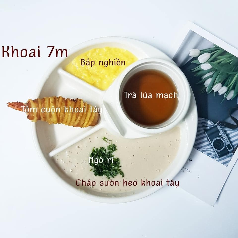 Hành trình ADKN kết hợp BLW.

Sang tháng thứ 7 mẹ cho ăn kết hợp chút xíu BLW nhưng em vẫn ăn ngon lành. Rau củ quả, thịt cá em đều ăn hết không chê món nào.

Chiều tối nào cũng ăn bánh mẹ làm nên kỹ năng ăn thô tốt hơn nhiều rồi. Biết cắn miếng nhỏ và nhai kỹ. Gặp hôm nào mẹ lười đi chợ thì nhà có gì ăn nấy. Có khi khát với lấy cả trà của mẹ ra uống luôn. 

Bước sang tháng thứ 8 mẹ cũng khá stress vì chịu nhiều ý kiến nhau. Nhưng mà mẹ biết làm thế nào để tốt nhất cho em. Tất nhiên mẹ sẽ không so sánh em với bất cứ em bé nào để tự tạo áp lực. 

Mẹ lưu lại đây những bữa ăn của Khoai để sau này Khoai biết đã hoàn thành cơm mẹ nấu như thế nào nhé .🙌

St: mẹ Khoai