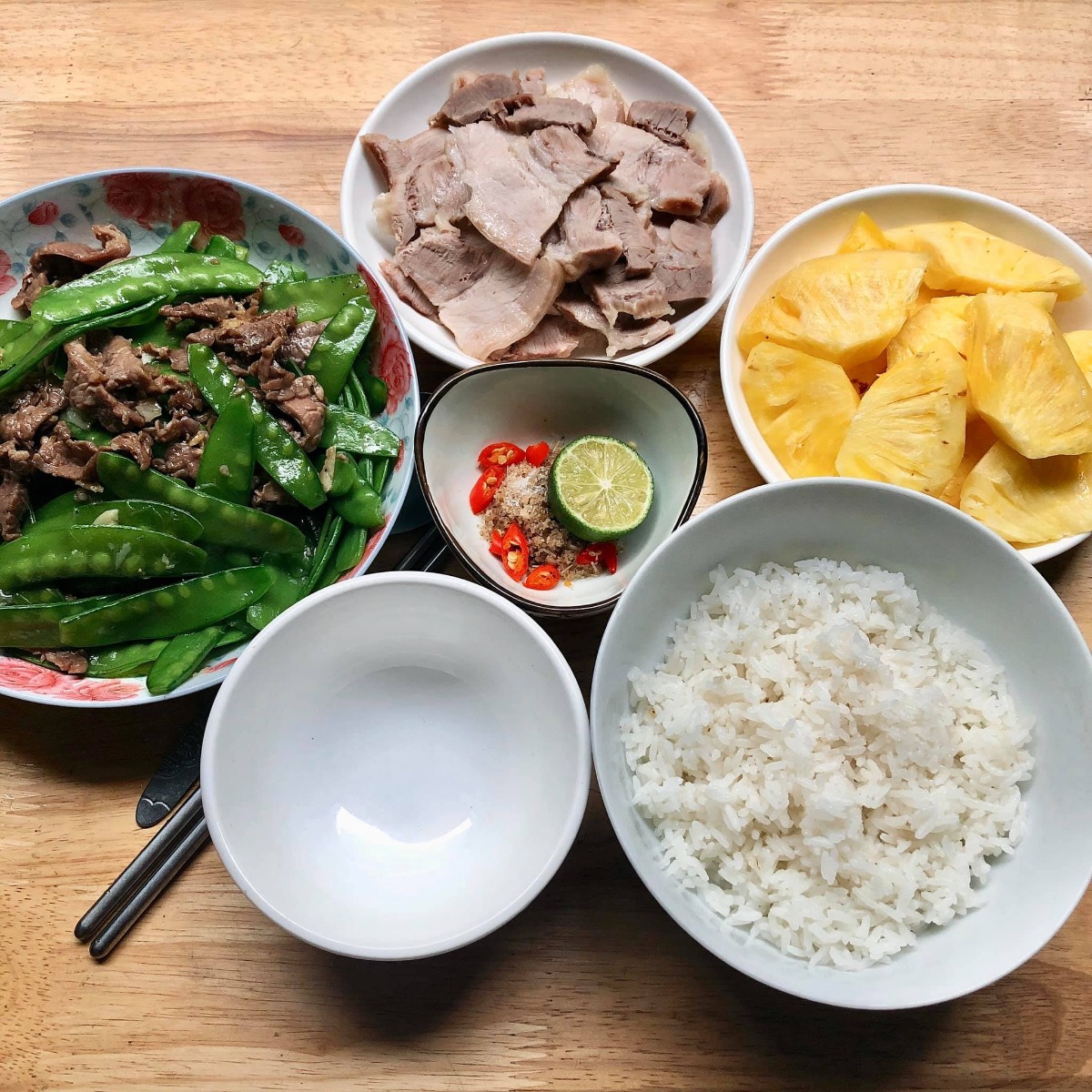 Cơm cữ!!!

Tầm này năm trước mình đang ở cữ. Vì sinh bé đầu không có sữa nên quyết tâm gọi sữa về khi sinh bé thứ hai lên cao phơi phới. May mắn có bà nội và bà ngoại thay phiên chăm bé ngày đêm, cùng sự trợ giúp của chồng nên công việc chính của mình là ăn và kích sữa thôi ạ😜. 

Mình lên thực đơn, bà ngoại đi chợ mua đồ ăn mỗi ngày trước khi qua nhà giúp mình chăm e bé. Đây là một số mâm cơm cữ tự tay mình nấu theo sở thích và khẩu vị cá nhân gửi các mẹ tham khảo nhé. Chúc các mẹ có kì ở cữ thoải mái, vui vẻ gọi sữa thành công😘

Cre: Mẹ Hà Khờ