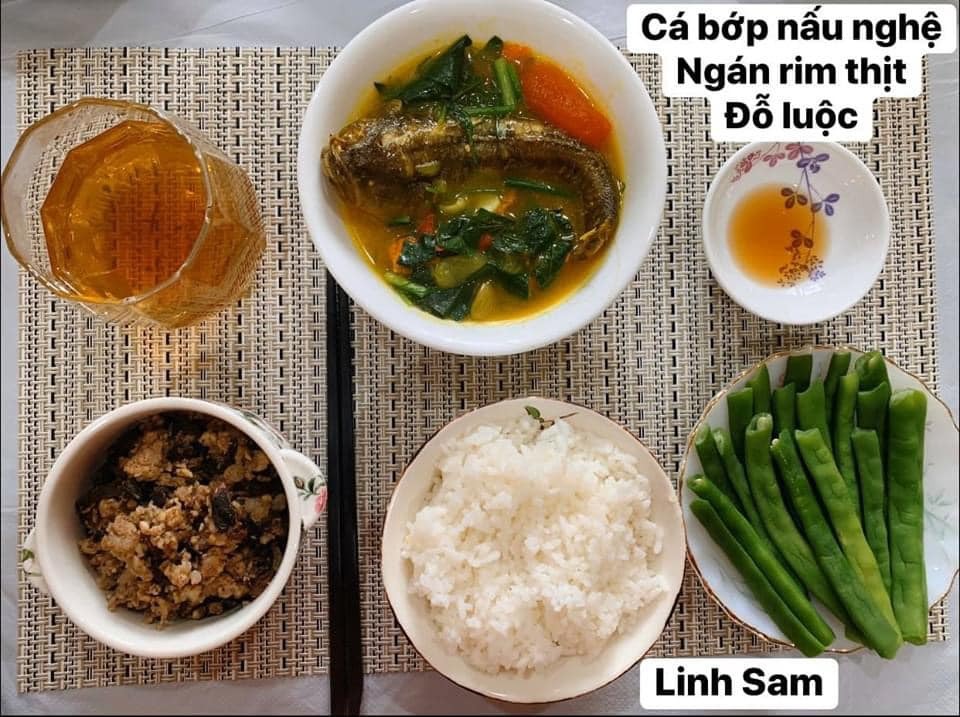 Ai bảo ở cữ là khổ nào. Em thấy ở cữ sướng lắm ấy, chả phải làm gì lại còn ăn ngon.

Em được cái may mắn là 2 lần đẻ xong đều từ viện về thẳng nhà mẹ đẻ ăn vạ. Ngày nào bà cũng đọc thực đơn hôm nay ăn gì cho lựa chọn cứ như đang ở viện. Bữa nào cũng thấy ngon mắt ngon miệng, nên làm hẳn quả album lưu lại để cho bà ngắm sản phẩm và sau này em còn có tư liệu chăm con gái con dâu. 

Quan điểm ở cữ của mẹ em là kiêng làm chứ ko kiêng ăn. Bà lại trong ngành Y nên tư tưởng ở cữ hơi bị tiên tiến. Ăn đa dạng, nghỉ ngơi đủ, tinh thần thoải mái thì sữa mới nhiều và chất lượng. Đẻ 2 lần em đều ko ăn móng heo hay chân dê chân chó, trộm vía sữa lúc nào cũng tràn trề cho con ti, mà mẹ ko hề mập mới sướng.

Quê em bà đẻ ko kiêng ăn tanh, chỉ kiêng đồ chua cay sống lạnh và rau cải thôi. Dù cả nhà đã chuyển khẩu lên thủ đô nhưng mẹ em vẫn thường xuyên về quê mua bán, trữ tủ đông ăn dần, tươi ngon bổ rẻ. Trước khi e sinh 2-3 tháng, mẹ cũng về liên tục để gom hàng chuẩn bị phục vụ cục nợ là em 🤣.

Nhà em mấy đời cơm cữ như này rồi, cả bà cả mẹ lẫn con về già vẫn khoẻ re, tới khi con ăn dặm xơi hải sản thoải mái hợp luôn ko cần nghe ngóng bụng dạ. Kiêng ăn kĩ quá sau mệt mẹ mệt con, cái chính là kiêng làm việc nặng và sớm, tránh đụng nước và gió máy để giữ gìn sức khoẻ về già còn hưởng thụ. Chứ em thấy nhiều mẹ kiêng ăn rõ kĩ do lo sợ bụng dạ yếu làm bản thân uể oải chán ăn và ko đủ chất, quan niệm ấy xưa rồi ạ.

Cre: Mẹ Linh Sam