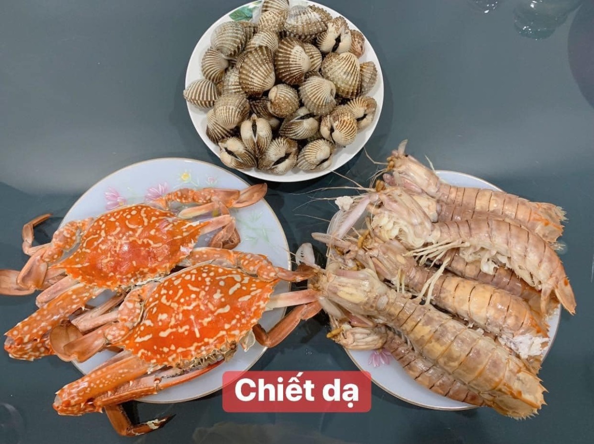 Ai bảo ở cữ là khổ nào. Em thấy ở cữ sướng lắm ấy, chả phải làm gì lại còn ăn ngon.

Em được cái may mắn là 2 lần đẻ xong đều từ viện về thẳng nhà mẹ đẻ ăn vạ. Ngày nào bà cũng đọc thực đơn hôm nay ăn gì cho lựa chọn cứ như đang ở viện. Bữa nào cũng thấy ngon mắt ngon miệng, nên làm hẳn quả album lưu lại để cho bà ngắm sản phẩm và sau này em còn có tư liệu chăm con gái con dâu. 

Quan điểm ở cữ của mẹ em là kiêng làm chứ ko kiêng ăn. Bà lại trong ngành Y nên tư tưởng ở cữ hơi bị tiên tiến. Ăn đa dạng, nghỉ ngơi đủ, tinh thần thoải mái thì sữa mới nhiều và chất lượng. Đẻ 2 lần em đều ko ăn móng heo hay chân dê chân chó, trộm vía sữa lúc nào cũng tràn trề cho con ti, mà mẹ ko hề mập mới sướng.

Quê em bà đẻ ko kiêng ăn tanh, chỉ kiêng đồ chua cay sống lạnh và rau cải thôi. Dù cả nhà đã chuyển khẩu lên thủ đô nhưng mẹ em vẫn thường xuyên về quê mua bán, trữ tủ đông ăn dần, tươi ngon bổ rẻ. Trước khi e sinh 2-3 tháng, mẹ cũng về liên tục để gom hàng chuẩn bị phục vụ cục nợ là em 🤣.

Nhà em mấy đời cơm cữ như này rồi, cả bà cả mẹ lẫn con về già vẫn khoẻ re, tới khi con ăn dặm xơi hải sản thoải mái hợp luôn ko cần nghe ngóng bụng dạ. Kiêng ăn kĩ quá sau mệt mẹ mệt con, cái chính là kiêng làm việc nặng và sớm, tránh đụng nước và gió máy để giữ gìn sức khoẻ về già còn hưởng thụ. Chứ em thấy nhiều mẹ kiêng ăn rõ kĩ do lo sợ bụng dạ yếu làm bản thân uể oải chán ăn và ko đủ chất, quan niệm ấy xưa rồi ạ.

Cre: Mẹ Linh Sam