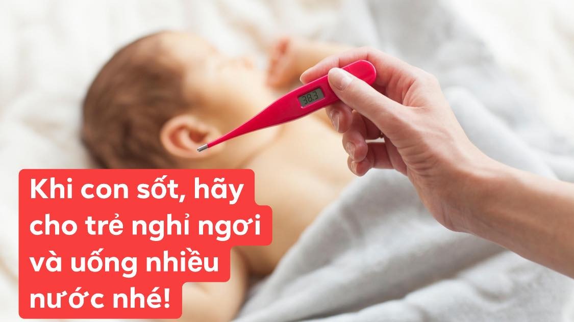 Hôm rồi cũng vậy, hỏi bố mẹ con sốt bao nhiêu này rồi? Mẹ thản nhiên trả lời 10 ngày. Bố trả lời 8 ngày. Mình hỏi làm sao biết con sốt? Họ nói rằng sờ trán thấy nóng sốt ...(?!)

Mình đã từng đề cập rất nhiều lần rằng vùng trán và vùng đầu là nơi tỏa nhiệt của những đứa trẻ nên việc bạn sờ vào trán chúng thấy nóng là hoàn toàn bình thường. Những lúc thấy con nóng thì bố mẹ chỉ có thể kết luận con sốt khi cặp nhiệt kế loại kẹp (không dùng loại hồng ngoại nha) ở nách > 38oC.

Mỗi chúng ta khi làm bố mẹ hãy chuẩn bị cho bé những vật dụng cần thiết, một trong những thứ đó là nhiệt kế loại kẹp. Loại hồng ngoại thì phải đo đúng cách vì sai số rất nhiều. Kẹp thủy ngân là chính xác nhất nhưng nguy cơ gãy vỡ nên có thể dùng kẹp điện tử. Và chỉ kết luận con sốt khi >38oC.

HÃY NHỚ LẤY CON SỐ 38oC NÀY NHÉ!!

Điều thứ 2 mình hay dặn dò bố mẹ bệnh nhân của mình khi con sốt những điều sau
(1) Mặc một lớp đồ mỏng nhất có thể.
Không ủ con, không mặc đồ dài tay dài chân...vì như vậy vừa làm tăng thân nhiệt con, vừa hạn chế khả năng tự thoát nhiệt của cơ thể và làm trẻ quấy khóc nhiều hơn.

(2) Không lau mát nếu không sốt quá cao .
Các nghiên cứu chỉ ra rằng việc lau mát không giúp nhiệt độ trẻ giảm nhanh hơn việc uống thuốc đơn thuần. Ngày xưa, mình có thầy mình nói rằng "Chỉ nên lau mát khi trẻ sốt 39.5 trở lên vì khi đó trung tâm điều nhiệt bị ảnh hưởng và đáp ứng hạ sốt kém. Nhưng hiện nay, nhiều bố mẹ muốn bác sĩ phải làm gì đó khi con họ sốt nên bác sĩ buộc phải nói bố mẹ lau mát để xem như "có làm gì đó" cho con họ"
Bạn cứ thử nghĩ bạn đang rất mệt do sốt. Điều bạn cần là uống 1 viên Para rồi ngủ. Nhưng ai đó cứ lột đồ bạn ra rồi lau người bạn, bạn sẽ thấy khó chịu thế nào. Chuyện lau mát từ lâu đã chứng minh rằng không giúp ích mà còn tăng sự khó chịu cho bé rồi.

(3) Uống thật nhiều nước.
Đúng vậy. Tất cả trẻ khi sốt sẽ mất nước nhiều hơn. Một số bố mẹ rất sốt ruột khi con ngủ li bì không ăn uống gì thế là bắt ăn, thế nhưng, giai đoạn này ngoài sốt ra thì mất nước là một trong những nguyên nhân bé luôn ở trạng thái đừ và mệt mỏi. Nếu con chưa thể ăn được tốt, hãy đảm bảo con ĐỦ NƯỚC. Nếu trẻ dưới 6 tháng thì bú mẹ thêm 1-2 cử trong ngày. Còn trẻ lớn hơn thì uống nước theo nhu cầu.
Nhiều trẻ mình khám vì sốt cao không ăn gì. Mình nói cứ cho trẻ uống nước oresol hoặc các nước điện giải mà bé thích. Sau một đêm, bé trở nên khỏe hơn thấy rõ. Dù còn sốt nhưng bé chơi và bắt đầu ăn trở lại.

(4) Môi trường thoáng mát
Nhiều bố mẹ khi con sốt thì đóng kín cửa, mặc kín đồ và tắt hết điều hòa, máy lạnh. Nhưng thực tế ngược lại, nếu các bạn đọc các bài viết về chăm sóc trẻ sốt đều ghi nhận rằng bạn nên dùng quạt cho bé nếu bé thấy thoải mái hơn. Quạt giúp cơ thể đào thải nhiệt tốt hơn trong một số trường hợp sốt nhẹ, không cần phải dùng thuốc.

(5) Miếng dán hạ sốt không giúp trẻ hạ sốt. Này các bạn cứ search thêm thông tin trên google nhé.

DẤU HIỆU NGUY HIỂM
(1) Con không chịu uống hay bú bất kỳ thứ gì
(2) Con li bì hơn, đánh thức không được
(3) Con có dấu hiệu co giật
(4) Con nôn tất cả mọi thứ và liên tục

Cuối cùng, TẤT CẢ trẻ có sốt nên được khám và đánh giá bởi bác sĩ. Hãy chú ý các lời dặn dò của bác sĩ để theo dõi tại nhà tốt hơn. Bất kỳ khi nào thấy có dấu hiệu trở nặng hoặc dấu hiệu trẻ không ổn, bố mẹ có thể đưa trẻ tới khám tại cơ sở y tế gần nhất, không cần phải đợi tới ngày tái khám.

Mỗi bé mình khám vì sốt mà nghĩ do siêu vi...thì mình đều dặn là “Về nhà mặc thoáng, uống thật nhiều nước, nước điện giải càng tốt, không lau mát, để yên con nghỉ ngơi... Không phải trẻ nào sốt cũng cần nhập viện điều trị mà phần lớn bố mẹ có thể theo dõi tại nhà. Bố mẹ chỉ cần theo dõi các dấu hiệu trở nặng như nôn nhiều, thở mệt, tiêu chảy liên tục hay có các dấu hiệu nguy hiểm (kể trên) thì khám lại ngay nhé”

BS. Nguyễn Thanh Sang