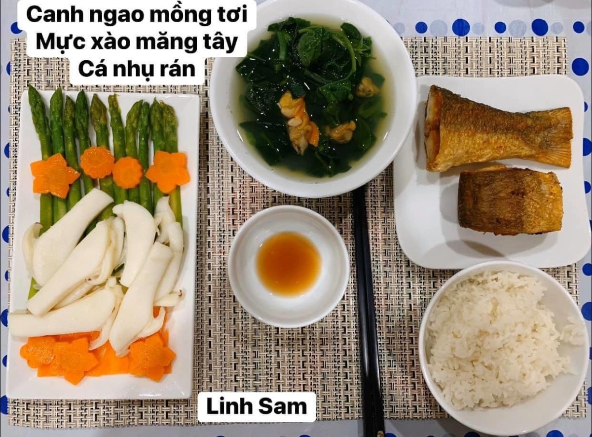 Ai bảo ở cữ là khổ nào. Em thấy ở cữ sướng lắm ấy, chả phải làm gì lại còn ăn ngon.

Em được cái may mắn là 2 lần đẻ xong đều từ viện về thẳng nhà mẹ đẻ ăn vạ. Ngày nào bà cũng đọc thực đơn hôm nay ăn gì cho lựa chọn cứ như đang ở viện. Bữa nào cũng thấy ngon mắt ngon miệng, nên làm hẳn quả album lưu lại để cho bà ngắm sản phẩm và sau này em còn có tư liệu chăm con gái con dâu. 

Quan điểm ở cữ của mẹ em là kiêng làm chứ ko kiêng ăn. Bà lại trong ngành Y nên tư tưởng ở cữ hơi bị tiên tiến. Ăn đa dạng, nghỉ ngơi đủ, tinh thần thoải mái thì sữa mới nhiều và chất lượng. Đẻ 2 lần em đều ko ăn móng heo hay chân dê chân chó, trộm vía sữa lúc nào cũng tràn trề cho con ti, mà mẹ ko hề mập mới sướng.

Quê em bà đẻ ko kiêng ăn tanh, chỉ kiêng đồ chua cay sống lạnh và rau cải thôi. Dù cả nhà đã chuyển khẩu lên thủ đô nhưng mẹ em vẫn thường xuyên về quê mua bán, trữ tủ đông ăn dần, tươi ngon bổ rẻ. Trước khi e sinh 2-3 tháng, mẹ cũng về liên tục để gom hàng chuẩn bị phục vụ cục nợ là em 🤣.

Nhà em mấy đời cơm cữ như này rồi, cả bà cả mẹ lẫn con về già vẫn khoẻ re, tới khi con ăn dặm xơi hải sản thoải mái hợp luôn ko cần nghe ngóng bụng dạ. Kiêng ăn kĩ quá sau mệt mẹ mệt con, cái chính là kiêng làm việc nặng và sớm, tránh đụng nước và gió máy để giữ gìn sức khoẻ về già còn hưởng thụ. Chứ em thấy nhiều mẹ kiêng ăn rõ kĩ do lo sợ bụng dạ yếu làm bản thân uể oải chán ăn và ko đủ chất, quan niệm ấy xưa rồi ạ.

Cre: Mẹ Linh Sam