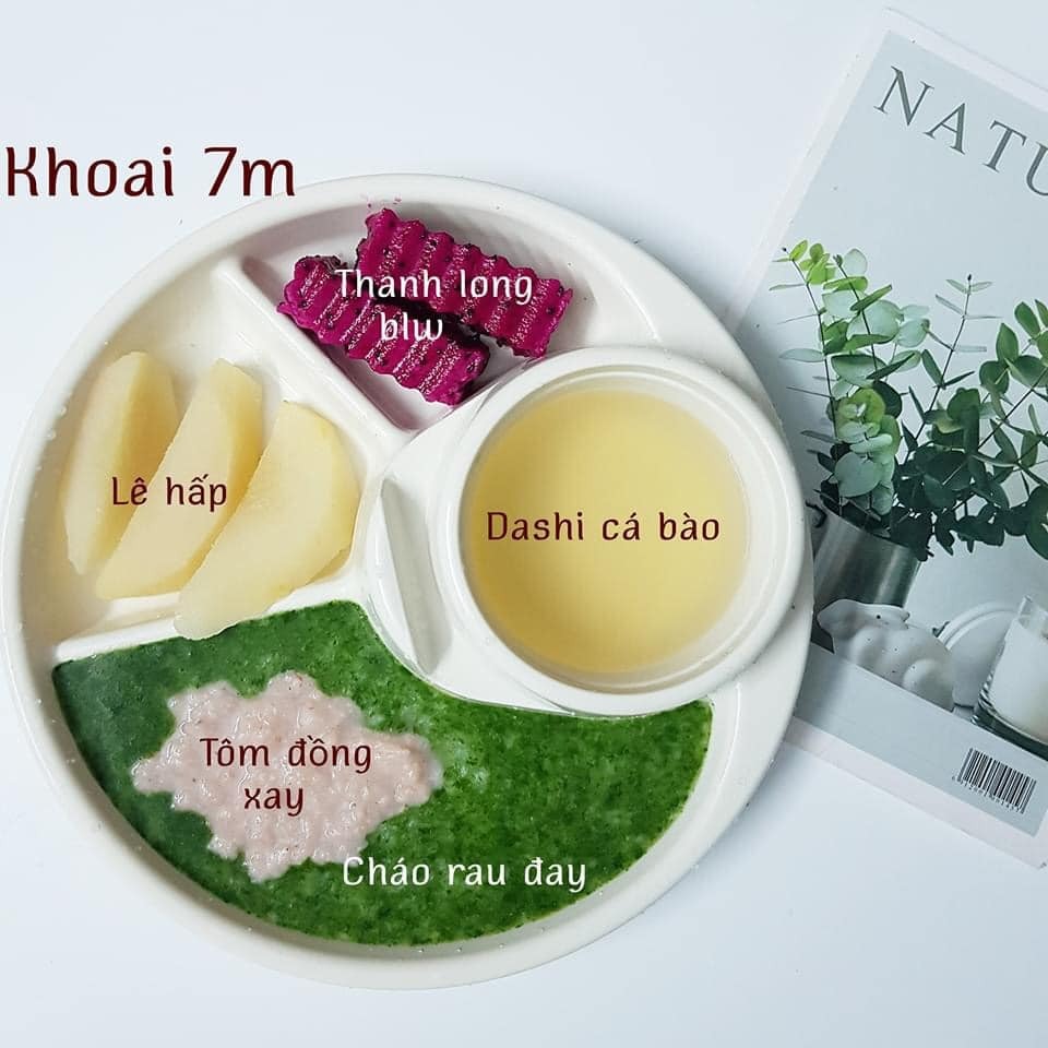 Hành trình ADKN kết hợp BLW.

Sang tháng thứ 7 mẹ cho ăn kết hợp chút xíu BLW nhưng em vẫn ăn ngon lành. Rau củ quả, thịt cá em đều ăn hết không chê món nào.

Chiều tối nào cũng ăn bánh mẹ làm nên kỹ năng ăn thô tốt hơn nhiều rồi. Biết cắn miếng nhỏ và nhai kỹ. Gặp hôm nào mẹ lười đi chợ thì nhà có gì ăn nấy. Có khi khát với lấy cả trà của mẹ ra uống luôn. 

Bước sang tháng thứ 8 mẹ cũng khá stress vì chịu nhiều ý kiến nhau. Nhưng mà mẹ biết làm thế nào để tốt nhất cho em. Tất nhiên mẹ sẽ không so sánh em với bất cứ em bé nào để tự tạo áp lực. 

Mẹ lưu lại đây những bữa ăn của Khoai để sau này Khoai biết đã hoàn thành cơm mẹ nấu như thế nào nhé .🙌

St: mẹ Khoai