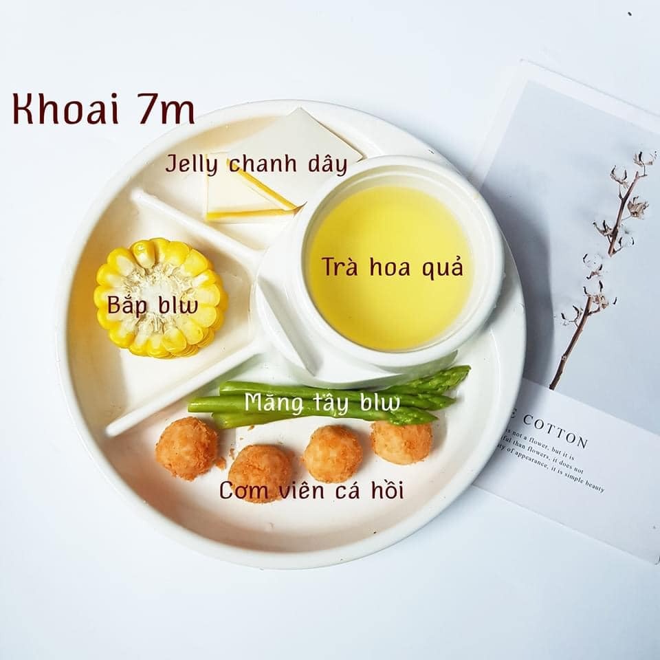 Hành trình ADKN kết hợp BLW.

Sang tháng thứ 7 mẹ cho ăn kết hợp chút xíu BLW nhưng em vẫn ăn ngon lành. Rau củ quả, thịt cá em đều ăn hết không chê món nào.

Chiều tối nào cũng ăn bánh mẹ làm nên kỹ năng ăn thô tốt hơn nhiều rồi. Biết cắn miếng nhỏ và nhai kỹ. Gặp hôm nào mẹ lười đi chợ thì nhà có gì ăn nấy. Có khi khát với lấy cả trà của mẹ ra uống luôn. 

Bước sang tháng thứ 8 mẹ cũng khá stress vì chịu nhiều ý kiến nhau. Nhưng mà mẹ biết làm thế nào để tốt nhất cho em. Tất nhiên mẹ sẽ không so sánh em với bất cứ em bé nào để tự tạo áp lực. 

Mẹ lưu lại đây những bữa ăn của Khoai để sau này Khoai biết đã hoàn thành cơm mẹ nấu như thế nào nhé .🙌

St: mẹ Khoai