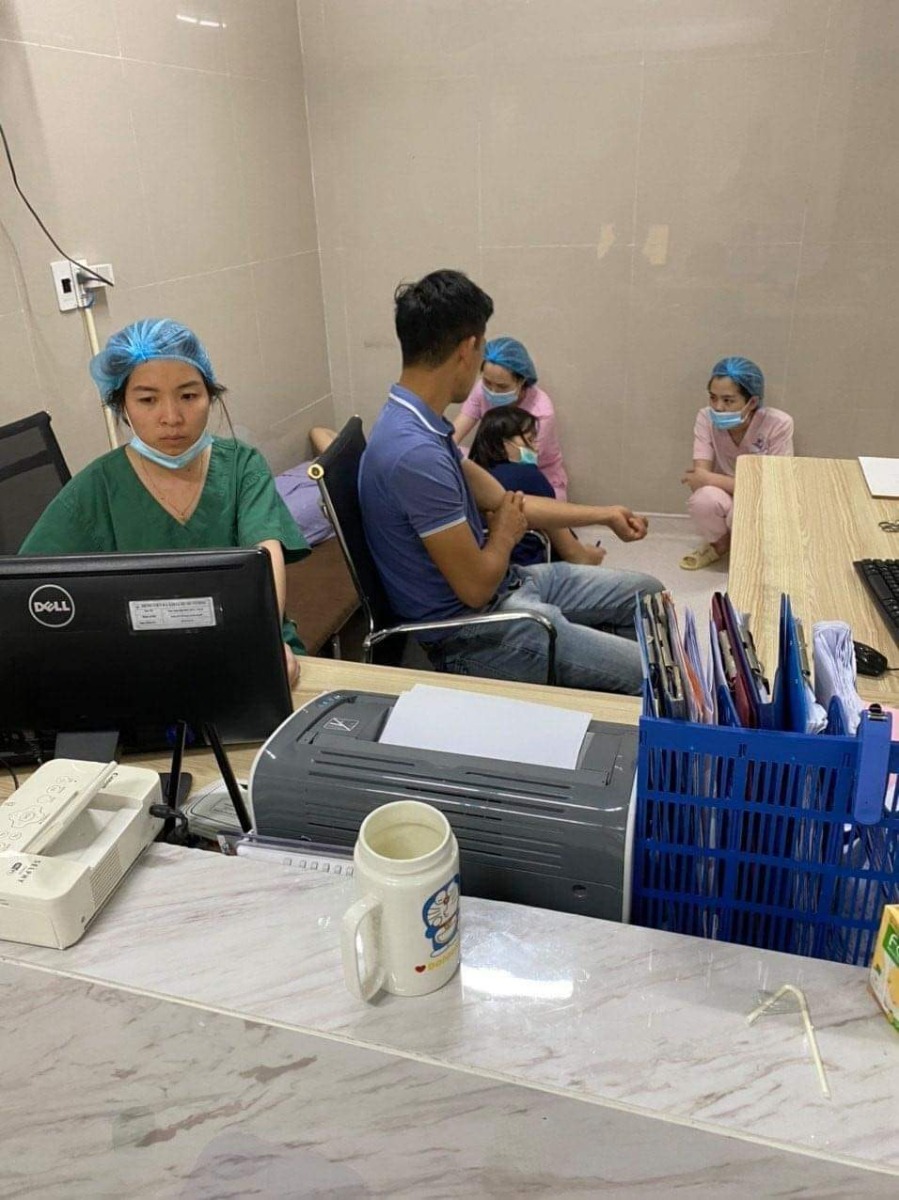 VÀO KHOA SẢN MỚI BIẾT LÒNG DẠ NGƯỜI CHỒNG

Sản phụ X … 35 tuổi trú tại Huyện Đoan Hùng, Phú Thọ, vào viện hồi 20h ngày 26/11/2020. Tiền sử sản phụ đã đẻ thường lần một năm 2011 con nặng 3,5kg, lần hai năm 2016 con nặng 4kg. 

Lần này dự tính thai 40 tuần. Quá trình mang thai khoẻ mạnh, Khoảng 19h ngày 26/11/2020 sản phụ xuất hiện đau bụng từng cơn hạ vị, tăng dần, ra nước ân đạo, đến khám có dấu hiệu chuyển dạ, lúc vào khung chậu bình thường, CTC/VB: 30/90cm, cơn co tử cung TS 1~2 , tim thai 140 lần/phút, cổ tử cung xoá 80%, ngôi đầu, ối vỡ, nước ối trong. Qua kết quả thăm khám lâm sàng và cận lâm sàng các bác sĩ thống nhất chẩn đoán: Thai 40 tuần chuyển dạ con lần 3, ối vỡ sớm giờ thứ nhất.

Diễn biến cuộc đẻ: 
20h45ph: Chỉ định truyền tăng co vì cơn co tử cung không phù hợp với giai đoạn chuyển dạ
21h: Cổ tử cung mở 4cm, Chỉ định làm giảm đau. 
21h30ph: Cổ tử cung mở hết, Chuẩn bị dụng cụ đỡ đẻ. 
21h45ph: Cổ tử cung mở hết, Ngôi chỏm, Thế ChCPS, chưa lọt, tiên lượng đẻ khó, bác sĩ trực giải thích, chồng sản phụ đồng ý chuyển phương pháp. 
22h: sau khi hội chẩn lãnh đạo, BS chỉ định mổ, lý do vì ngôi không lọt. 
22h30ph: cuộc mổ lấy thai kết thúc, sơ sinh là một bé gái, nặng 3500, khóc tốt. Tuy nhiên sau lấy thai tình trạng tử cung co hồi kém mặc dù các bác sĩ đã sử dụng tất cả các kỹ thuật cầm máu trong phẫu thuật và thuốc theo đúng phác đồ của Bộ Y tế giúp co tử cung, cầm máu…nhưng tình trạng không cải thiện. 

0h ngày 27/11/2020 tình trạng bệnh nhân diễn biến xấu, da-niêm mạc nhợt, tử cung không co, nhẽo, tím tái, liên tục chảy máu, M: 110 L/P, HA:100/60 mmHg, xác định đây là một trường hợp đờ tử cung, một trong những tai biến ít gặp nhưng đặc biệt nguy hiểm trong sản khoa, sản phụ không đáp ứng với tất cả các loại thuốc hiện có, kíp mổ đã báo cáo GĐ và kích hoạt báo động toàn viện. 

0h20ph: Giám đốc bệnh viện trực tiếp giải thích cho chồng sản phụ, biện pháp duy nhất để cầm máu cũng có nghĩa là cứu tính mạng của sản phụ là buộc phải tiến hành cắt tử cung. Tuy nhiên chồng sản phụ nhất quyết không đồng ý. Tại thời điểm sản phụ có diễn biến xấu, bác sĩ hồi sức đã tiến hành truyền 03 đơn vị Khối hồng cầu nhóm O/Rh(+) 350 ml và 2 đơn vị Huyết tương đông lạnh B/Rh(+) thể tích 250 ml nhưng tình trạng sản phụ hoàn toàn không cải thiện. 

0h40ph: xuất hiện tình trạng rối loạn đông máu, huyết áp tụt, mạch nhanh, nhỏ khó bắt, da niêm mạc nhợt nhạt, máu chảy ở tất cả các vị trí, được sự đồng ý của Luật sư Nguyễn Đức Nhưng kíp mổ cho phép chồng sản phụ trực tiếp vào phòng mổ để chứng kiến toàn bộ những việc đang diễn ra, quá trình cấp cứu, chăm sóc của các bác sĩ, hình ảnh các kỹ thuật viên và bác sĩ huyết học lấy máu ngay của chính các bác sĩ trong phòng mổ để truyền cho vợ mình trên bàn mổ; lúc này chồng sản phụ mới đồng ý cho bác sỹ cắt tử cung. Quyết định cắt tử cung để cứu tính mạng sản phụ là một quyết định hoàn toàn đúng đắn và là duy nhất. Tuy nhiên chính sự chần chừ của gia đình đã khiến cuộc mổ gặp rất nhiều khó khăn, tính mạng của sản phụ liên tục bị đe dọa.

Từ 0h đến 5h15p kíp phẫu thuật, gây mê hồi sức đã phải truyền tổng số 05 đơn vị khối hồng cầu và 07 đơn vị máu toàn phần của chính chồng sản phụ và của các bác sĩ, nhân viên y tế của bệnh viện, cuộc mổ kéo dài đến hơn 5 giờ sáng mới kết thúc. 

Hiện tại sản phụ đã hoàn toàn ổn định, tỉnh táo, tiếp xúc tốt. Câu chuyện thấm đẫm tính nhân văn, nhiều bác sĩ và nhân viên y tế trong chính kíp mổ đã sẵn sàng sắn tay áo để cho đi những giọt máu của chính mình để kéo về sự bình an, mạng sống của người bệnh, hành động đó xứng đáng được nhận lại những lời cảm ơn, sự suy tôn ghi nhận của người bệnh, gia đình người bệnh. Tuy nhiên thưc tế lại ngược lại, ngay sáng hôm sau, sáng hôm sau nữa và ngày hôm nay chúng tôi đã nhận được sự oán trách, giận dữ thậm chí là sự thóa mạ, xúc phạm của chính… chồng sản phụ.

Chúng tôi hoàn toàn tự tin, khẳng định về khoa học và pháp lý quá trình tiếp nhận, thăm khám, cuộc đẻ và cả cuộc mổ các bác sĩ đã làm hết trách nhiệm, làm tuyệt đối đúng phác đồ của Bộ Y tế, làm đúng và làm tất cả các thao tác, quy trình quy phạm, kỹ thuật có thể, các bác sĩ không có bất cứ một sai sót chuyên môn nào dù là nhỏ nhất, chính nhờ sự tuân thủ và làm đúng đó mà các bác sĩ đã cứu được một người bệnh từ trạng thái thập tử nhất sinh, tính mạng ngàn cân treo sợi tóc. Về đạo đức chúng tôi cũng hoàn toàn thanh thản, dù không cứu được tử cung của người mẹ nhưng đó là tình huống bất khả kháng, ở BV của chúng tôi hay ở bất cứ ở bệnh viện nào khác trên thế giới các bác sĩ cũng sẽ phải làm như vậy, hình ảnh các bác sĩ và nhân viên y tế gục ngã ngay trong phòng mổ sau một đêm thức trắng, sau khi vắt kiệt sinh lực của mình để chiến đấu với tử thần, và sau khi cho đi những giọt máu của chính bản thân mình đã chạm vào trái tim của những người có lương tâm. Chúng tôi sẵn sàng đối mặt với bất cứ một tình huống pháp lý nào, chúng tôi đã và sẽ công khai những gì đã diễn ra trước, trong và sau cuộc mổ, chúng tôi cũng sẽ không cho phép bất cứ ai bôi nhọ, xúc phạm danh dự những thầy thuốc đã cống hiến hết mình vì người bệnh. 

Trước khi phán xét người khác hy vọng những người thân của sản phụ hãy nhìn nhận lại toàn bộ diễn biến của sự việc, đừng để sự việc đi quá xa giới hạn cho phép.

Nguồn: CEO Phạm Văn Học - Chủ tịch HĐQT, TGĐ BV Đa Khoa Hùng Vương