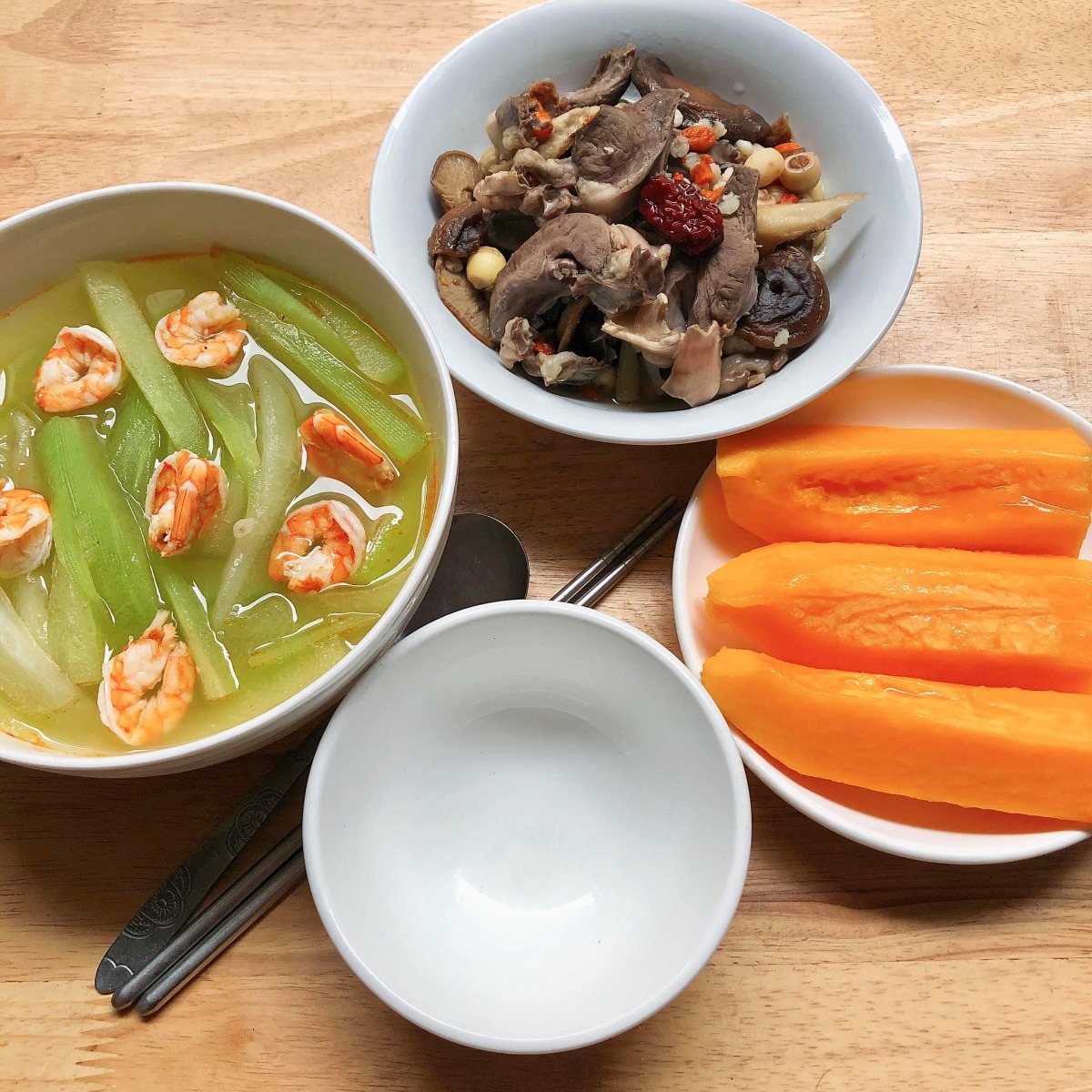 Cơm cữ!!!

Tầm này năm trước mình đang ở cữ. Vì sinh bé đầu không có sữa nên quyết tâm gọi sữa về khi sinh bé thứ hai lên cao phơi phới. May mắn có bà nội và bà ngoại thay phiên chăm bé ngày đêm, cùng sự trợ giúp của chồng nên công việc chính của mình là ăn và kích sữa thôi ạ😜. 

Mình lên thực đơn, bà ngoại đi chợ mua đồ ăn mỗi ngày trước khi qua nhà giúp mình chăm e bé. Đây là một số mâm cơm cữ tự tay mình nấu theo sở thích và khẩu vị cá nhân gửi các mẹ tham khảo nhé. Chúc các mẹ có kì ở cữ thoải mái, vui vẻ gọi sữa thành công😘

Cre: Mẹ Hà Khờ