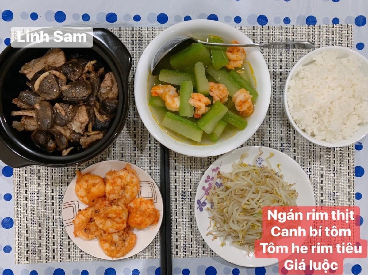 Ai bảo ở cữ là khổ nào. Em thấy ở cữ sướng lắm ấy, chả phải làm gì lại còn ăn ngon.

Em được cái may mắn là 2 lần đẻ xong đều từ viện về thẳng nhà mẹ đẻ ăn vạ. Ngày nào bà cũng đọc thực đơn hôm nay ăn gì cho lựa chọn cứ như đang ở viện. Bữa nào cũng thấy ngon mắt ngon miệng, nên làm hẳn quả album lưu lại để cho bà ngắm sản phẩm và sau này em còn có tư liệu chăm con gái con dâu. 

Quan điểm ở cữ của mẹ em là kiêng làm chứ ko kiêng ăn. Bà lại trong ngành Y nên tư tưởng ở cữ hơi bị tiên tiến. Ăn đa dạng, nghỉ ngơi đủ, tinh thần thoải mái thì sữa mới nhiều và chất lượng. Đẻ 2 lần em đều ko ăn móng heo hay chân dê chân chó, trộm vía sữa lúc nào cũng tràn trề cho con ti, mà mẹ ko hề mập mới sướng.

Quê em bà đẻ ko kiêng ăn tanh, chỉ kiêng đồ chua cay sống lạnh và rau cải thôi. Dù cả nhà đã chuyển khẩu lên thủ đô nhưng mẹ em vẫn thường xuyên về quê mua bán, trữ tủ đông ăn dần, tươi ngon bổ rẻ. Trước khi e sinh 2-3 tháng, mẹ cũng về liên tục để gom hàng chuẩn bị phục vụ cục nợ là em 🤣.

Nhà em mấy đời cơm cữ như này rồi, cả bà cả mẹ lẫn con về già vẫn khoẻ re, tới khi con ăn dặm xơi hải sản thoải mái hợp luôn ko cần nghe ngóng bụng dạ. Kiêng ăn kĩ quá sau mệt mẹ mệt con, cái chính là kiêng làm việc nặng và sớm, tránh đụng nước và gió máy để giữ gìn sức khoẻ về già còn hưởng thụ. Chứ em thấy nhiều mẹ kiêng ăn rõ kĩ do lo sợ bụng dạ yếu làm bản thân uể oải chán ăn và ko đủ chất, quan niệm ấy xưa rồi ạ.

Cre: Mẹ Linh Sam