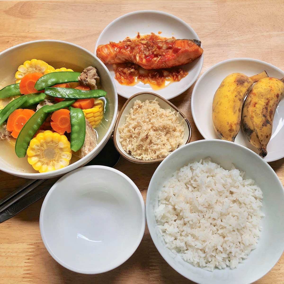 Cơm cữ!!!

Tầm này năm trước mình đang ở cữ. Vì sinh bé đầu không có sữa nên quyết tâm gọi sữa về khi sinh bé thứ hai lên cao phơi phới. May mắn có bà nội và bà ngoại thay phiên chăm bé ngày đêm, cùng sự trợ giúp của chồng nên công việc chính của mình là ăn và kích sữa thôi ạ😜. 

Mình lên thực đơn, bà ngoại đi chợ mua đồ ăn mỗi ngày trước khi qua nhà giúp mình chăm e bé. Đây là một số mâm cơm cữ tự tay mình nấu theo sở thích và khẩu vị cá nhân gửi các mẹ tham khảo nhé. Chúc các mẹ có kì ở cữ thoải mái, vui vẻ gọi sữa thành công😘

Cre: Mẹ Hà Khờ
