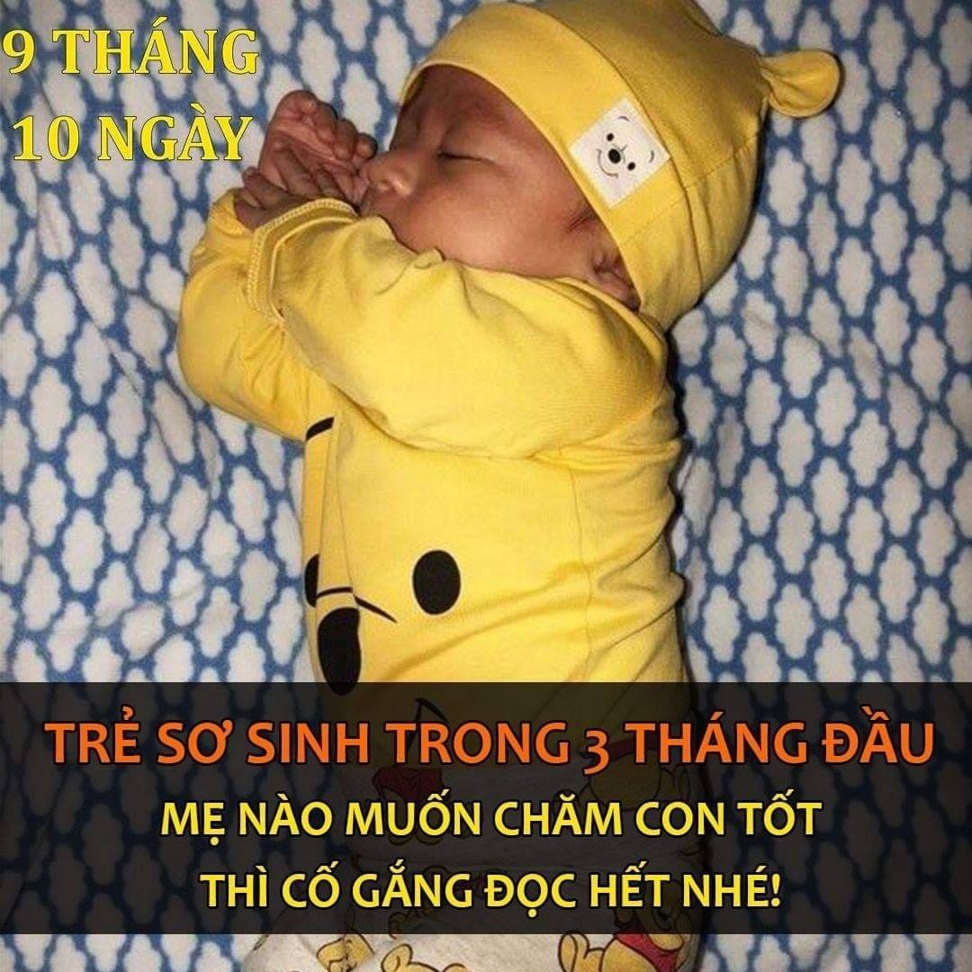 TRẺ SƠ SINH - TRONG 3 THÁNG ĐẦU 👶👶
( giải đáp 1 số hiện tượng mà mẹ bé hay hỏi nhiều), BÀI VIẾT TUY KHÁ DÀI NHƯNG MẸ NÀO MUỐN CHĂM CON TỐT THÌ CỐ GẮNG ĐỌC HẾT NHÉ!

1. HAY VẶN NGƯỜI – GỒNG
Triệu chứng vặn mình và đỏ mặt thường là sinh lý bình thường của trẻ sơ sinh trước 3 tháng tuổi, biểu hiện thường là bé vặn người, đỏ mặt, triệu chứng kéo dài trong vòng vài phút và tự hết.
Nếu bé thường có các biểu hiện vặn cứng người, nhưng không quấy khóc khó chịu, không ói, vẫn lên cân tốt. Thì đó là dấu hiệu BÌNH THƯỜNG, kg có gì đáng lo cả.
Khi nào trẻ vừa hay vặn mình trong lúc ngủ (có thể lúc không ngủ bé cũng vặn mình) và kèm theo từ 3 dấu hiện sau trở lên:
- Trẻ khó ngủ, cả ngày lẫn đêm không ngủ được tốt thiểu được 15 -17 tiếng trong 5-6 tháng đầu.
- Ban đêm và cữ khuya, trẻ hay thức giấc nhiều lần, hay giật mình, trằn trọc khó ngủ, người đổ nhiều mồ hôi, hay nấc, hay trớ, rụng tóc, chậm lên cân trong 3 tháng đầu (tăng dưới 800gram/tháng).
LÚC ẤY - Mới đáng lo và có đến hơn 90% là do trẻ thiếu vitamin D từ trong bụng mẹ.
Và đó cũng là các biểu hiện ban đầu của tình trạng TRẺ CÒI XƯƠNG
Và theo thống kê của VN mình, cứ 5 trẻ là có 1 trẻ bị còi xương và trên 30% trẻ bị suy dinh dưỡng.
Vì vậy vitamin D3 quan trong lắm, rất rất nhiều bạn nuôi con không biết điều này, cách đây một tuần có bạn nhắn cho bs hỏi là em đi mua D3 mấy quầy thuốc chỗ em nó nói k được cho bé uống d3 trong thời gian dài và họ không bán. Bs đọc đoạn đó mà sôi hết máu..kết quả con bạn ấy 12 tháng tuổi không được 1 giọt d3 nào.

2. KHÓ NGỦ
Trẻ sơ sinh ngủ nhiều giấc ngủ ngắn và không sâu. Bé bú mẹ hoàn toàn sẽ ngủ giấc ngắn hơn bé bú bình vì mau đói hơn. Nếu bé ngủ ít nhưng vẫn bú bình thường, lên cân tốt, vui vẻ không quấy khóc thì không sao.
Giấc ngủ của trẻ rất quan trọng, thường trẻ trong 3 tháng đầu sẽ ngủ từ 17 - 20 tiếng để đảm bảo cho sự phát triển giai đoạn này. Nếu trẻ khó ngủ kèm theo hay quấy khóc cũng không có vấn đề gì, đến 50% trẻ sơ sinh là hay như vậy.
Chừng nào kèm theo cả biểu hiện như: Hay lăn lộn, trăn trở khi ngủ, đổ nhiều mồ hôi, rụng tóc, thì đích thị là do trẻ thiếu Vitamin D. Chính là nguyên nhân khiến trẻ bị còi xương.

3. HAY QUẤY KHÓC
Hệ thần kinh của trẻ sơ sinh chưa ổn định khiến trẻ rất dễ giật mình nên hay khóc. Ngoài ra, khóc cũng là cách duy nhất để trẻ bày tỏ các nhu cầu đơn giản của mình như đói, khát, … Cho dù nhiều mẹ rất cuống khi thấy con khóc, vì nhiều trẻ khóc trông rất vật vã, đỏ hết cả người, nhưng thật ra khóc không tổn hại gì cho con cả.
Ở giai đoạn trẻ sơ sinh, khóc còn là một vận động giúp trẻ rèn luyện hô hấp nữa. Trẻ mới sinh ra, kỹ năng hô hấp vẫn chưa hoàn thiện như người lớn nên khóc là một vận động làm tăng cường các cơ giúp trẻ hô hấp, đồng thời còn giúp cho phổi được mở rộng. Ngoài ra việc khi trẻ khóc sẽ cử động đập tay đập chân còn là vận động giúp trẻ tăng nhiệt độ cơ thể, và tự bản thân điều chỉnh nhiệt độ cơ thể của mình nữa đấy (vì giai đoạn sơ sinh này nhiệt độ cơ thể của trẻ vẫn chưa ổn)
Đa phần các mẹ khi nghe con khóc chỉ chừng vài giây là bế con lên ôm ấp và cho con bú. Nhưng các mẹ lại không ngờ chính việc ôm trẻ có thể sẽ trở thành rào cản vô tình cản trở việc trẻ luyện tập cho cơ thể mình phát triển, đôi khi còn khiến trẻ mệt mỏi hơn. Đồng thời việc khi trẻ khóc là bế và cho bú luôn cũng có thể là một nguyên nhân khiến trẻ hình thành thói quen không tốt là phải bế hoặc phải cho bú mới ngủ, có một số bà mẹ hay người thân cho lằm võng đu đưa mới lộn ruột...Cứ oe oe tý là dãy nảy lên mà không biết hành động đó đang giúp " phổi " bé bổ hơn.
Ngoài ra, trẻ trong 3 tháng đầu hay khóc là do bỉm ướt gây khó chịu, quần áo của con bị dầy, thô ráp gây ngứa và xót làn da mỏng manh của trẻ, hay nằm mãi một tư thế hơn 1 tiếng trẻ sẽ khó chịu.

4. NẤC CỤC LIÊN TỤC
Các bác sĩ chuyên khoa chưa tìm ra nguyên nhân chính xác của việc trẻ nấc cụt liên tục. Một số người cho rằng do việc truyền xung thần kinh chưa ổn định giữa não và cơ hoành - cơ bụng giúp việc hô hấp. Biểu hiện nấc cụt ở trẻ là vô hại, sẽ mất khi trẻ lớn lên.
Nếu trẻ nấc cục, kèm theo hay nôn trớ, hay giật mình, trằn trọc khó ngủ, đổ nhiều mồ hôi, chậm lên cân, ..., mới đáng lo và đến hơn 90% là do trẻ thiếu vitamin D.

5. DA BỊ RÔM SẢY – CHÀM SỮA
Do các hormone của mẹ vẫn còn trong cơ thể trẻ sơ sinh nên một số bé nổi mụn trong khoảng 2 tuần đến 3 tháng tuổi đầu đời. Hiện tượng này vô hại, không cần bôi thuốc gì trẻ cũng có thể tự hết. Chỉ cần nhẹ nhàng vệ sinh da mặt sạch cho bé bằng nước ấm có pha vài giọt Lactacid (dùng khăn mềm nhúng nước và lau nhẹ nhàng cho con ngày 2 – 3 lần)
Trẻ trong năm đầu rất hay bị Chàm sữa. Chàm sữa đúng ra là không nên bôi thuốc, trẻ Bị chàm sữa thường rất lâu hết, có khi hết rồi sẽ bị lại. Khi bé lớn dần sẽ tự động hết hẳn. Da trẻ rất mỏng manh, bôi xức gì càng mau hết càng độc hại, càng dể bị teo da, da trên mặt càng ảnh hưỡng nặng hơn.
Trẻ bị lác sữa chỉ nên mua kem, sữa, hay dầu dưỡng ẩm để thoa cho con ngay 2 lần để giúp giữ ẩm và làm mềm da cho con.( Bs trước hay mua cho cháu nhà mình kem trầu không bôi và kem dương ẩm tái tạo ra cho trẻ sơ sinh) ngoài ra có thể rửa nước lá chè xanh, trầu không..
LƯU Ý: Rất nhiều mẹ khi con bị lác sữa, mũi đốt, dị ứng da là ra nhà thuốc mua thuốc 7 MÀU (Silkron) về xức trị hăm cho con. Đây là thuốc có chứa hoạt chống viêm corticoid rất mạnh. Thuốc dùng lâu sẽ có nhiều tác dụng phụ như teo da, tăng nguy cơ nhiễm trùng và còn có thể gây ức chế trục đồi dưới- tuyến yên- thượng thận ở trẻ. Ngoài thuốc 7 màu còn rất nhiều thuốc bôi chứa chứa hoạt corticoid mà mẹ không biết cứ bôi xức vô tư cho con.
Cách đây mấy hôm thôi có một bạn ibox cho bs nói: con nhà bạn ấy bị nổi mụn li ti bạn lấy khăn mặt nhúng vào nước ấm trà mặt cho bé, ai dè bé bị tổn thương da cứ chảy nước vàng nhìn đến là xót, may mà hỏi sớm không thì tổn thương nhiễm khuẩn thì chết. Đấy chỉ cần thiếu hiểu biết cộng với nhiệt tình là thành tội đồ với chính con của mình.

6. ĐI Ị NHIỀU LẦN TRONG NGÀY
Rất nhiều MẸ mới có con đầu lòng chưa có kinh nghiệm, suốt ngày cứ nhìn phân con rồi hoảng. Sáng nào cũng vào GoodMorning Bs để thông báo hôm qua con đi ị mấy lần, mẹ hỏi “Sao con em đi ngày tới 5 - 7 lần vậy Bs, Em có cần cho con uống thuốc không, em nghe hàng xóm nói đi mua men cho con uống có được không chị?”
Cứ MẸ nào mà hỏi vậy khi con chỉ mới có 1-2 tháng tuổi là Bs đều kêu TRỜI trước để cảnh báo và trả lời thế này:
Nói theo chuyên môn thì trẻ sơ sinh (trong 3 tháng đầu) luôn đi ngoài nhiều, càng lẹt xẹt càng mau lớn. Tất nhiên là với điều kiện là con bú mẹ hòa toàn mà mẹ cũng không bị tiêu chảy, không ăn hải sản sống. Con đi nhiều nhưng không nôn trớ, trong phân không có máu, và không có dấu hiệu mệt mỏi, vẫn bú mẹ bình thường, không bỏ bú, thì cứ để con đi thoải mái. Càng lẹt xẹt càng mau lớn.
Chừng nào có 1 trong các dấu hiệu (tiêu chảy kèm theo nôn trớ nhiều lần trong ngày, trong phân có máu, trẻ mệt mỏi, bỏ bú, quấy khóc nhiều hơn bình thường) mới cần cho con đi khám.
LƯU Ý: Trẻ trong 3 tháng đầu, không được tự ý mua thuốc cho con uống, cũng không nên cho con đi khám tại các phòng khám riêng mà nên đưa con đến bệnh viện để khám.
Thông thường, sang tháng thứ 3 trẻ mới đi giảm lại, còn ngày 1-2 lần.
Trường hợp sang tháng thứ 4 mà con vẫn đi 4-5 lần trong ngày (mà vẫn không bị dấu hiệu nào như đã kể trên, con vẫn bú, ngủ và tăng cân tốt). MẸ cần xem lại chế độ ăn uống của mình thế nào? Có ăn nhiều cá và rau quá không? Giảm cá, giảm rau, giảm hoa quả lại chừng vài ngày coi con có giảm đi lại 1 vài lần không?
Nếu có thì mẹ cần điều chỉnh chế độ ăn lại. Còn nếu đã chỉnh rồi mà con vẫn ị mỗi ngày nhiều như vậy thì MẸ Hãy nhắn cho Bs hoặc đi khám để đc hướng dẫn.
Nhiều mẹ cứ ibox cho bs con hôm nay lầy nhầy, lợn cợn hay có có màu xanh chứ không được màu vàng có sao không?
Phân có bữa đặc bữa nhầy là bình thường, vì mẹ có ăn ngày nào cũng giống nhau đâu? Ngoài ra, MẸ ăn gì thì nó vào sữa rồi con bú vào con sẽ đi ị như thế, hôm nào mà me thấy con đi 4 - 5 lần, phân lầy nhầy, lợn cợn hạt, thì mẹ xem lại thực đơn của mình, giảm ăn rau, ăn cá lại. Nếu giảm rồi mấy ngày sau vẫn tái diễn thì hãy hỏi Bs nha ^^

7. CỔ HỌNG KHÒ KHÈ
Cũng có đến 80% trẻ sơ sinh trong 3 tháng đầu mắc chứng khò khè khi thở mà chẳng vì bệnh gì, không kèm theo HO, không nóng sốt hay sổ mũi, chỉ là có triệu chứng khò khè vậy thôi. Nhất là với trẻ sinh mổ, trẻ sinh thường cũng hay bị.
Qúa trình rặn đẻ của MẸ sẽ giúp trẻ có quá trình CO THẮT – VẬN ĐỘNG một cách tự nhiên ở hệ hô hấp. Gíup Phổi (các phế nang tại phổi) vận động ngay từ lúc mới chào đời và chủ động tống ra được các chất nhầy (dịch nước ối, …) ra khỏi cuống phổi. Trẻ sinh mổ sẽ mất đi quá trình này, còn với trẻ sinh thường vì một lý do nào đó như thời gian đau đẻ của mẹ ngắn, các cơn gò ít, thai yếu – nhất là thai nhẹ cân hay sinh thiếu tháng, ... Đã không trải qua quá trình như bình thường, nên chất nhầy trong phế quản vẫn còn sót lại, chưa tống hết ra ngoài được khiến trẻ hay khò khè trong 3 tháng đầu.
Trường hợp này, Bs thường hay chỉ các mẹ áp dụng bài “Hạt chanh chưng đường phèn” hay “Lá húng chanh”, các MẸ áp dụng liên tục cho con uống ngày 2 lần, trong 2-3 tuần, đến 90% là con sẽ tự hết.
Nói tới viêc này là lại thấy bực, nhiều MẸ TRẺ đã giải thích nhưng cứ lo lắng mang con đi khám vài Bác sỹ, mang thuốc về uống 2-3 tuần con cũng không hết. Có Bs con người ta mới có 1-2 tháng tuổi mà kê luôn kháng sinh nói là con người ta viêm phế quản, nhưng cuối cùng uống thuốc cũng không hết.

8. HAY NÔN TRỚ
Nôn trớ là triệu chứng hay gặp ở trẻ nhỏ. Nôn trớ là hiện tượng thức ăn trong dạ dày bị đẩy lên thực quản rồi trào ra miệng. Như thế nào là NÔN TRỚ bình thường?
Nôn trớ là hiện tượng phổ biến trong những tuần đầu sau sinh, khi bé vừa ăn xong hay bé vặn người. Bé chớ ra sữa vón cục. Hiện tượng nôn trớ ở trẻ trong 3 tháng đầu là bình thường vì dạ dày của bé còn nằm ngang, cơ thắt tâm vị yếu nên bé rất hay nôn trớ, để giảm bớt tình trạng này cần chia nhỏ nhiều bữa ăn trong ngày. Bé nào trớ nhiều, mỗi bữa bú nếu bú mẹ thì thời gian cho con bú ngắn lại.
Trẻ bú bình chỉ nên cho bú từ 30 - 45ml/ lần, và tăng số cữ bú lên, có thể cách 1 -1,5 tiếng lại cho con bú 1 lần.
Mẹ không nên quá căng thẳng về hiện tượng này ở con, trẻ nào cũng hay bị nôn trớ ít nhiều trong giai đoạn 3 tháng đầu không ảnh hưởng gì tới sức khoẻ cũng như sự phát triển của trẻ. Miễn là CON vẫn khoẻ mạnh, ngủ tốt và tăng cân tốt thì MẸ không cần phải lo lắng về hiện tượng này.
Nếu trẻ nôn trớ mà không kèm theo nóng sốt, không đi phân lỏng hay tiêu chảy, hay sổ mũi, ho, phát ban, không bệnh trào ngược dạ dày, ..., thì kg có gì phải lo lắng cả.
- Ở những trẻ bú mẹ thì sau khi bú xong nên bế bé từ 15 -20 phút rồi mới đặt trẻ nằm.
- Khi cho trẻ bú bình lưu ý sao cho sữa ngập núm vú bình để tránh nuốt không khí vào dạ dày. Đa số trẻ nôn trớ là do ăn uống.

9. TÁO BÓN
Các bé hay bị táo bón một phần cũng do cơ địa. Trẻ trong 3 tháng đầu thường hay đi ị nhiều hơn là bị táo bón, và 2 – 3 ngày không đi thì gọi là bị táo bón. Táo bón trong thời gian đâu chẳng nguy hại cho trẻ, chỉ là khiến con khó chịu ì ạch cái bụng và hoàn toàn có thể cải thiện được dễ dàng.
- Nếu con bú mẹ: Mẹ cần ăn nhiều rau, ăn đu đủ chín, uống nước rau má, nước dừa tươi, nước râu ngô (râu bắp). Me cần uống tối thiểu 2 lít nước mỗi ngày (tính cả nước lọc, nước canh và các loại nước khác trong ngày).
Đa phần trẻ bú mẹ trong 3 tháng đầu thường đi ngày 1-3 lần, trẻ bú bình bao giờ cũng bón hơn. Trẻ dưới 6 tháng, bú mẹ hoàn toàn nếu bé bị táo bón thì vẫn cho uống nước thêm từ tháng thứ 4. Trẻ không bị táo bón thì qua tháng thứ 6 MẸ cũng cần tập cho con uống thêm nước mỗi ngày từ vài muỗng và tăng dần lên.
Với trẻ trên 2 tháng, có 1 cách khác áp dụng rất hay là:
Mẹ lấy chừng 20 lá diếp cá, rữa sạch ngâm nước muối loãng cho diệt khuẩn, sao đó giã nát cho chừng 3 thìa cafe nước sôi vào, chiết ra để nguội, cho con uống ngày 2 lần, 2-3 ngày con sẽ giảm hẳn, nên cho uống cách ngày đến khi nào con giảm nhiều thì ngưng.
Trẻ dưới 2 tháng mẹ nên làm mẹ uống và cho con bú (liều lượng gấp đôi).
Cách này áp dụng cho cả các bé lớn trên 3 tháng, mấy tuối uống cũng hiệu quả.
Còn nếu chưa hiệu quả nữa thì gặp Bs nhé ^^.
- Nếu con bú bình: Cần được cho uống nước từ tháng thứ 3, uống ngày 20-30ml nước.
Massage bụng: Muốn con đi dễ hơn, ngày 2-3 lần, MẸ xoa bụng cho con theo chiều kim đồng hồ quanh bụng, từ 3 - 5phút, là con dễ đi hơn.
Lưu ý: không nên để cho trẻ cả tuần không đi ị, bé nào 4 - 5 ngày rồi chưa đi, mẹ nên mua 1 típ bơm về bơm hậu môn cho con đi cho nhẹ bụng (nhưng kg nên bơm thường xuyên) rồi tính gì thì tính tiếp. Để cả tuần con rất khó chịu, bụng ì ạch khó bú khó ngủ.

Cre: Viện chăm sóc Mẹ Bé Hoàng Gia