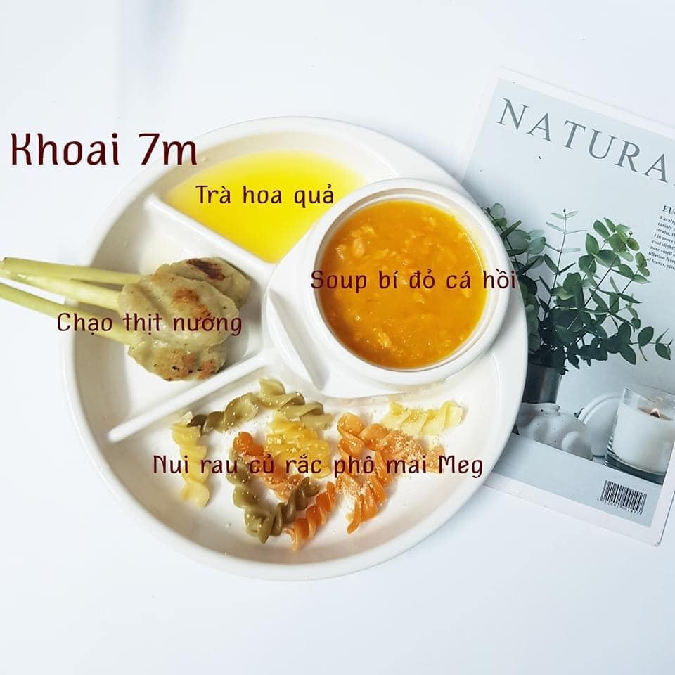 Hành trình ADKN kết hợp BLW.

Sang tháng thứ 7 mẹ cho ăn kết hợp chút xíu BLW nhưng em vẫn ăn ngon lành. Rau củ quả, thịt cá em đều ăn hết không chê món nào.

Chiều tối nào cũng ăn bánh mẹ làm nên kỹ năng ăn thô tốt hơn nhiều rồi. Biết cắn miếng nhỏ và nhai kỹ. Gặp hôm nào mẹ lười đi chợ thì nhà có gì ăn nấy. Có khi khát với lấy cả trà của mẹ ra uống luôn. 

Bước sang tháng thứ 8 mẹ cũng khá stress vì chịu nhiều ý kiến nhau. Nhưng mà mẹ biết làm thế nào để tốt nhất cho em. Tất nhiên mẹ sẽ không so sánh em với bất cứ em bé nào để tự tạo áp lực. 

Mẹ lưu lại đây những bữa ăn của Khoai để sau này Khoai biết đã hoàn thành cơm mẹ nấu như thế nào nhé .🙌

St: mẹ Khoai