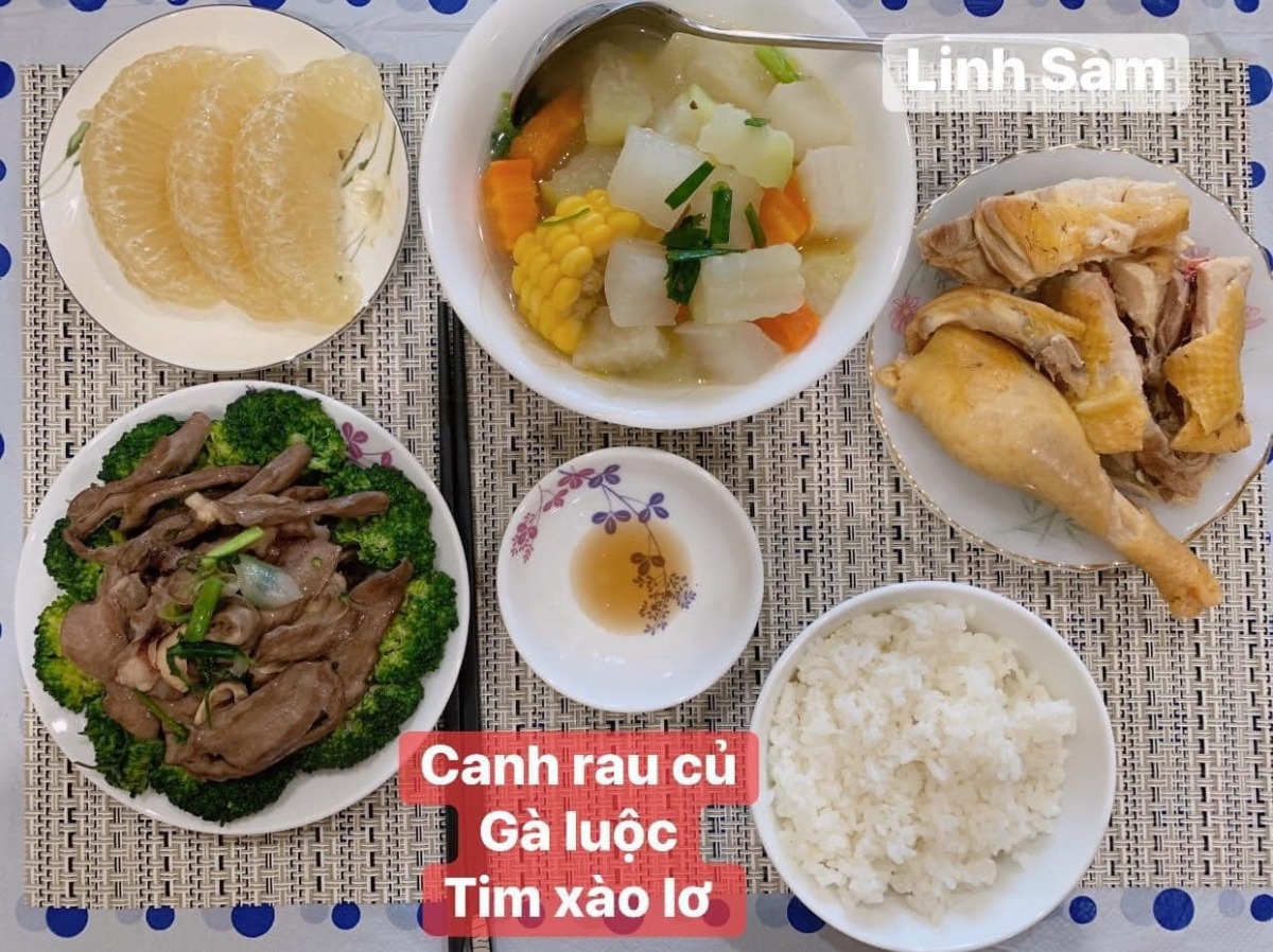 Ai bảo ở cữ là khổ nào. Em thấy ở cữ sướng lắm ấy, chả phải làm gì lại còn ăn ngon.

Em được cái may mắn là 2 lần đẻ xong đều từ viện về thẳng nhà mẹ đẻ ăn vạ. Ngày nào bà cũng đọc thực đơn hôm nay ăn gì cho lựa chọn cứ như đang ở viện. Bữa nào cũng thấy ngon mắt ngon miệng, nên làm hẳn quả album lưu lại để cho bà ngắm sản phẩm và sau này em còn có tư liệu chăm con gái con dâu. 

Quan điểm ở cữ của mẹ em là kiêng làm chứ ko kiêng ăn. Bà lại trong ngành Y nên tư tưởng ở cữ hơi bị tiên tiến. Ăn đa dạng, nghỉ ngơi đủ, tinh thần thoải mái thì sữa mới nhiều và chất lượng. Đẻ 2 lần em đều ko ăn móng heo hay chân dê chân chó, trộm vía sữa lúc nào cũng tràn trề cho con ti, mà mẹ ko hề mập mới sướng.

Quê em bà đẻ ko kiêng ăn tanh, chỉ kiêng đồ chua cay sống lạnh và rau cải thôi. Dù cả nhà đã chuyển khẩu lên thủ đô nhưng mẹ em vẫn thường xuyên về quê mua bán, trữ tủ đông ăn dần, tươi ngon bổ rẻ. Trước khi e sinh 2-3 tháng, mẹ cũng về liên tục để gom hàng chuẩn bị phục vụ cục nợ là em 🤣.

Nhà em mấy đời cơm cữ như này rồi, cả bà cả mẹ lẫn con về già vẫn khoẻ re, tới khi con ăn dặm xơi hải sản thoải mái hợp luôn ko cần nghe ngóng bụng dạ. Kiêng ăn kĩ quá sau mệt mẹ mệt con, cái chính là kiêng làm việc nặng và sớm, tránh đụng nước và gió máy để giữ gìn sức khoẻ về già còn hưởng thụ. Chứ em thấy nhiều mẹ kiêng ăn rõ kĩ do lo sợ bụng dạ yếu làm bản thân uể oải chán ăn và ko đủ chất, quan niệm ấy xưa rồi ạ.

Cre: Mẹ Linh Sam