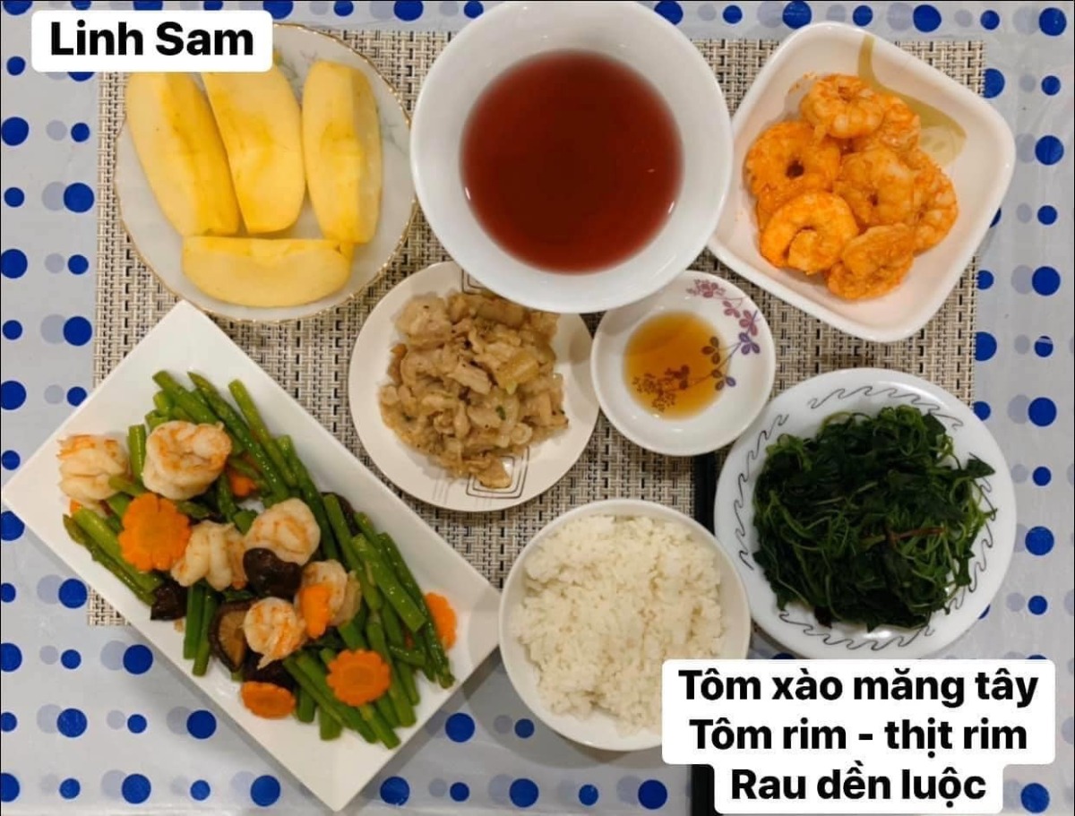 Ai bảo ở cữ là khổ nào. Em thấy ở cữ sướng lắm ấy, chả phải làm gì lại còn ăn ngon.

Em được cái may mắn là 2 lần đẻ xong đều từ viện về thẳng nhà mẹ đẻ ăn vạ. Ngày nào bà cũng đọc thực đơn hôm nay ăn gì cho lựa chọn cứ như đang ở viện. Bữa nào cũng thấy ngon mắt ngon miệng, nên làm hẳn quả album lưu lại để cho bà ngắm sản phẩm và sau này em còn có tư liệu chăm con gái con dâu. 

Quan điểm ở cữ của mẹ em là kiêng làm chứ ko kiêng ăn. Bà lại trong ngành Y nên tư tưởng ở cữ hơi bị tiên tiến. Ăn đa dạng, nghỉ ngơi đủ, tinh thần thoải mái thì sữa mới nhiều và chất lượng. Đẻ 2 lần em đều ko ăn móng heo hay chân dê chân chó, trộm vía sữa lúc nào cũng tràn trề cho con ti, mà mẹ ko hề mập mới sướng.

Quê em bà đẻ ko kiêng ăn tanh, chỉ kiêng đồ chua cay sống lạnh và rau cải thôi. Dù cả nhà đã chuyển khẩu lên thủ đô nhưng mẹ em vẫn thường xuyên về quê mua bán, trữ tủ đông ăn dần, tươi ngon bổ rẻ. Trước khi e sinh 2-3 tháng, mẹ cũng về liên tục để gom hàng chuẩn bị phục vụ cục nợ là em 🤣.

Nhà em mấy đời cơm cữ như này rồi, cả bà cả mẹ lẫn con về già vẫn khoẻ re, tới khi con ăn dặm xơi hải sản thoải mái hợp luôn ko cần nghe ngóng bụng dạ. Kiêng ăn kĩ quá sau mệt mẹ mệt con, cái chính là kiêng làm việc nặng và sớm, tránh đụng nước và gió máy để giữ gìn sức khoẻ về già còn hưởng thụ. Chứ em thấy nhiều mẹ kiêng ăn rõ kĩ do lo sợ bụng dạ yếu làm bản thân uể oải chán ăn và ko đủ chất, quan niệm ấy xưa rồi ạ.

Cre: Mẹ Linh Sam