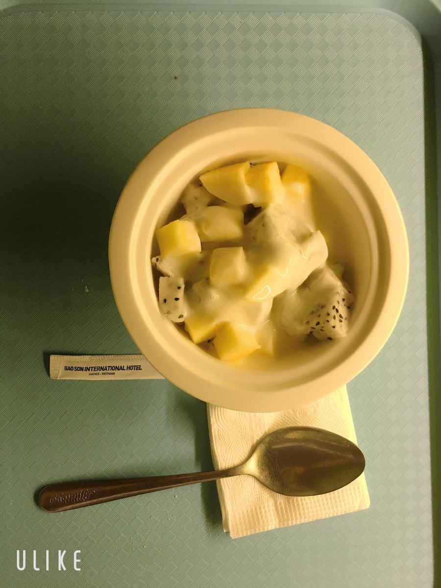 Review đẻ tại BV Bảo Sơn
Đi đẻ như đi nghỉ dưỡng vậy☺️
Ai mà đang phân vân thì e nghĩ Bảo Sơn là lựa chọn quá hợp lí về giá cả và cả chất lượng luôn
Em chọn gói 32w và đến 39w e mổ chủ động.Từ khi đăng kí em chọn Bs Phê và mổ em cũng nhờ Bs Phê.Bác cực kì nhẹ nhàng và nhiệt tình(em cảm thấy đúng như cái tên của bác)😆
Ekip mổ cho em hôm đó có Bác Phê và Bác Huyền cùng các cô/ac ai cũng nhẹ nhàng hỏi và trò chuyện nên tâm lí cũng rất thoải mái.
Ở phòng hồi sức thì lúc nào cũng có người trực bên cạnh hỏi han tình hình sức khoẻ.
Về phòng nằm thì sạch sẽ và thoáng còn đầy đủ tiện nghi luôn ạ😊Cần gì bấm nút là các cô/chị nhân viên vào tiện cực kì luôn ạ! Từ thay rửa cho mẹ đến cho bé đều có các cô/chị làm giúp hết.
Ăn uống thì cũng được phục vụ tận giường luôn,cứ đến giờ là có nhân viên bên khách sạn mang đồ ăn qua.
Nói chung hành trình đi đẻ với em nó không đáng sợ như những gì mọi người nói😂😂😂