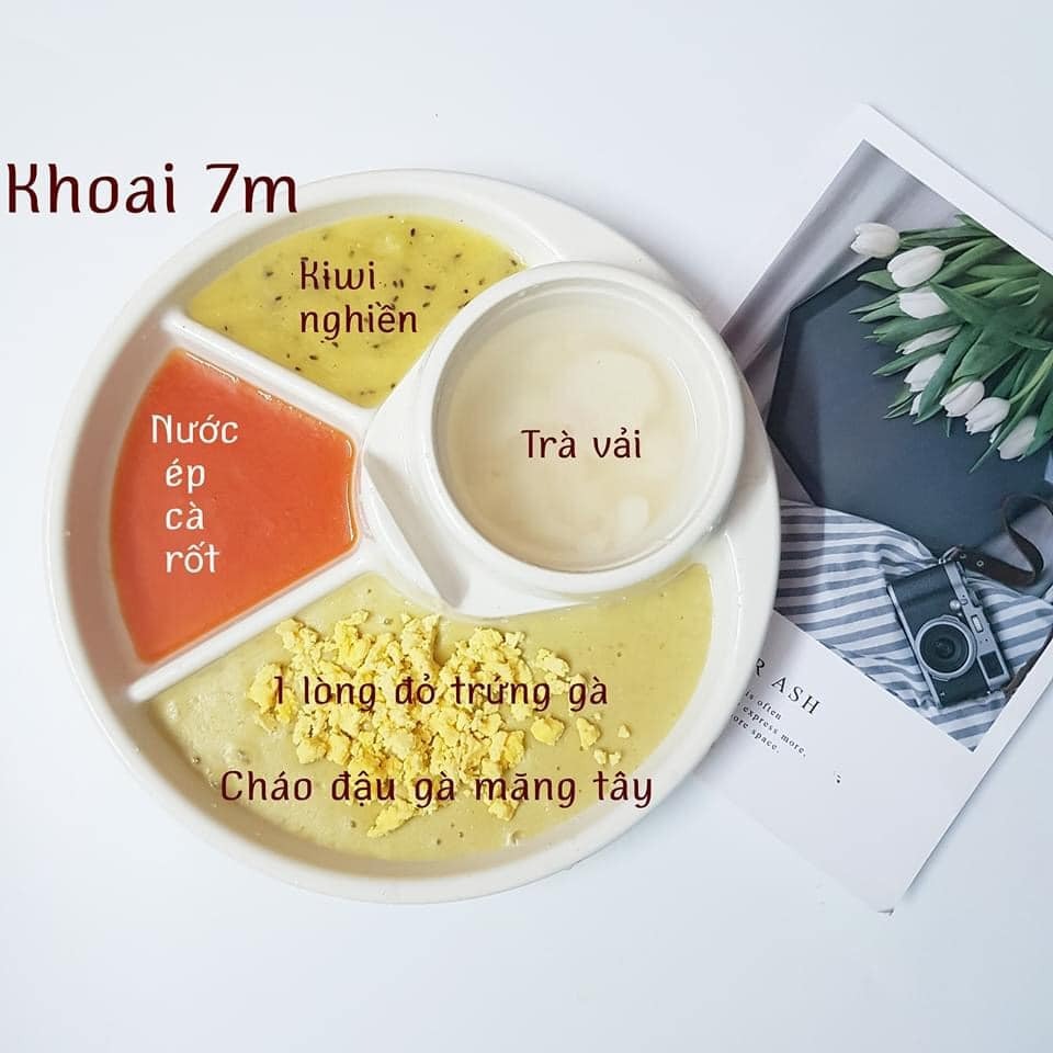 Hành trình ADKN kết hợp BLW.

Sang tháng thứ 7 mẹ cho ăn kết hợp chút xíu BLW nhưng em vẫn ăn ngon lành. Rau củ quả, thịt cá em đều ăn hết không chê món nào.

Chiều tối nào cũng ăn bánh mẹ làm nên kỹ năng ăn thô tốt hơn nhiều rồi. Biết cắn miếng nhỏ và nhai kỹ. Gặp hôm nào mẹ lười đi chợ thì nhà có gì ăn nấy. Có khi khát với lấy cả trà của mẹ ra uống luôn. 

Bước sang tháng thứ 8 mẹ cũng khá stress vì chịu nhiều ý kiến nhau. Nhưng mà mẹ biết làm thế nào để tốt nhất cho em. Tất nhiên mẹ sẽ không so sánh em với bất cứ em bé nào để tự tạo áp lực. 

Mẹ lưu lại đây những bữa ăn của Khoai để sau này Khoai biết đã hoàn thành cơm mẹ nấu như thế nào nhé .🙌

St: mẹ Khoai