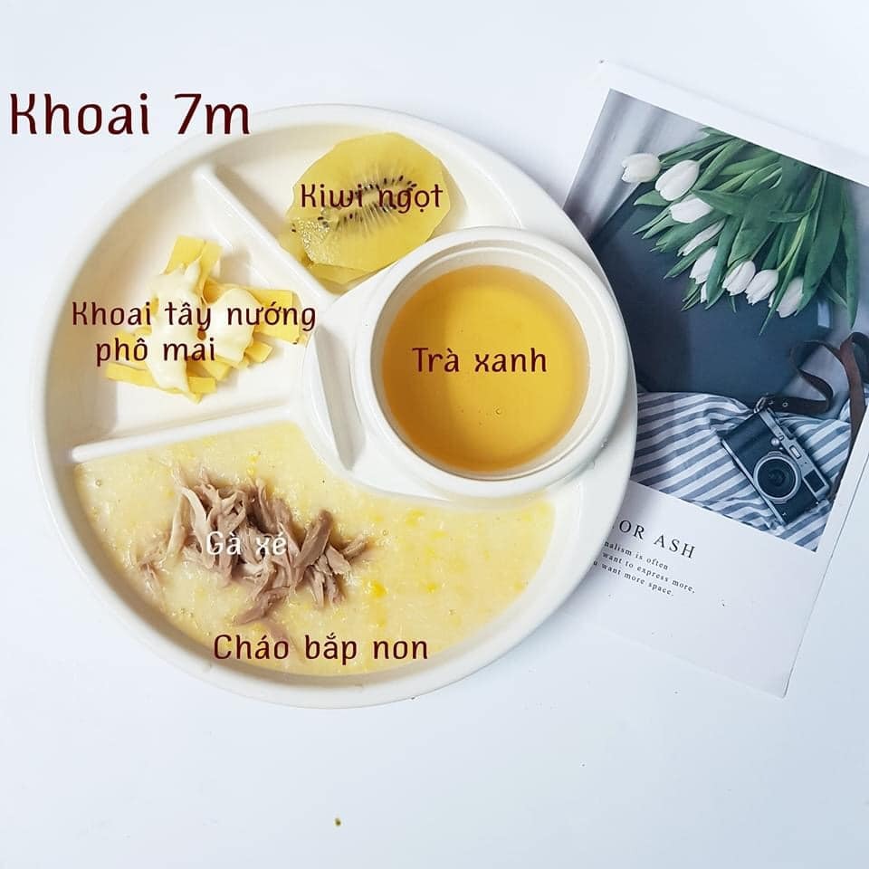 Hành trình ADKN kết hợp BLW.

Sang tháng thứ 7 mẹ cho ăn kết hợp chút xíu BLW nhưng em vẫn ăn ngon lành. Rau củ quả, thịt cá em đều ăn hết không chê món nào.

Chiều tối nào cũng ăn bánh mẹ làm nên kỹ năng ăn thô tốt hơn nhiều rồi. Biết cắn miếng nhỏ và nhai kỹ. Gặp hôm nào mẹ lười đi chợ thì nhà có gì ăn nấy. Có khi khát với lấy cả trà của mẹ ra uống luôn. 

Bước sang tháng thứ 8 mẹ cũng khá stress vì chịu nhiều ý kiến nhau. Nhưng mà mẹ biết làm thế nào để tốt nhất cho em. Tất nhiên mẹ sẽ không so sánh em với bất cứ em bé nào để tự tạo áp lực. 

Mẹ lưu lại đây những bữa ăn của Khoai để sau này Khoai biết đã hoàn thành cơm mẹ nấu như thế nào nhé .🙌

St: mẹ Khoai