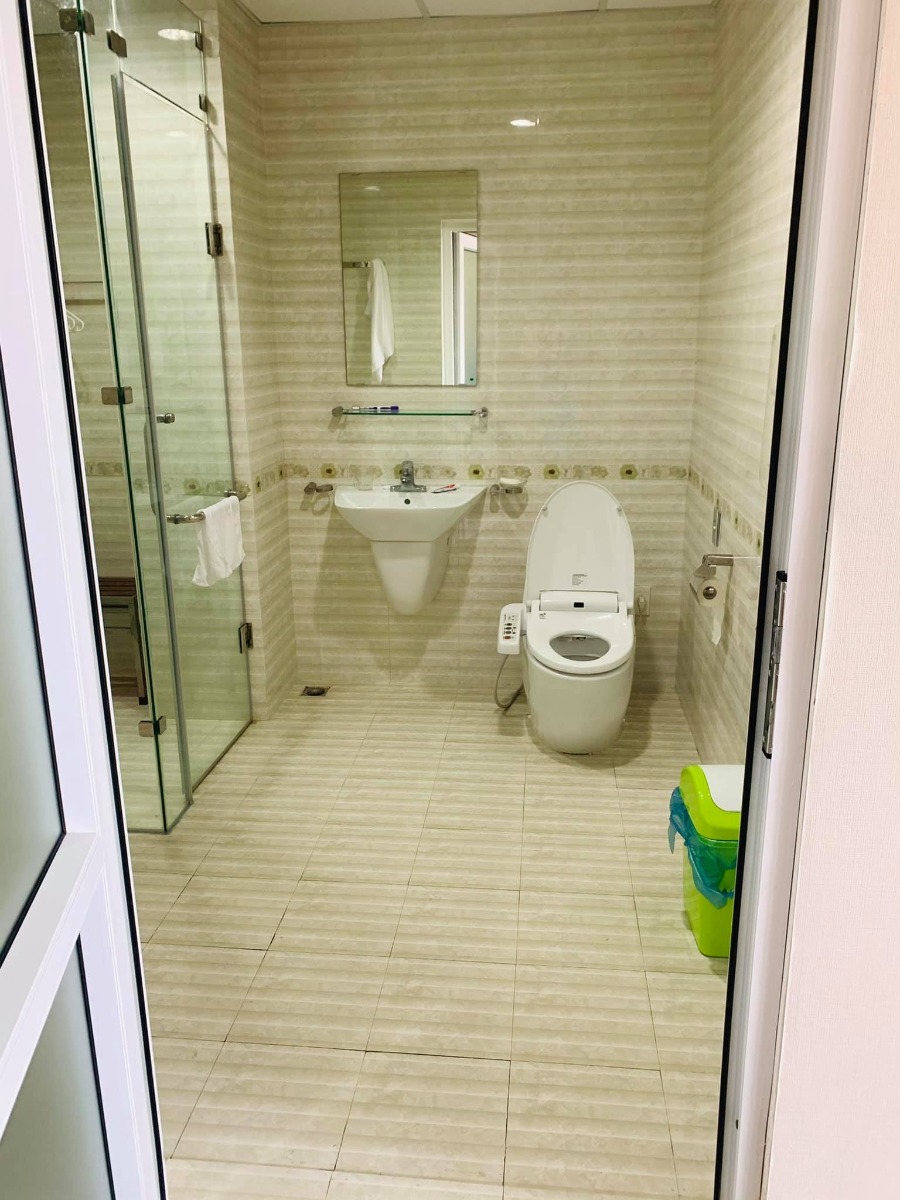 Review phòng cho các Mom chuẩn bị sinh nhé, và review cảm nhận của mình sau 5 ngày ở bv Green
Mình mổ ngày 28/10 và hôm nay 01/11 mình ra viện

- Review phòng cho các Mom: Mình ở phòng VIP trên tầng 9. Mom nào có điều kiện đc mà ở thì nên chọn phòng VIP. Phòng mình ở rộng rãi (theo mình đoán cũng phải tầm 35m2).
+ Trong phòng có 2 giường, 1 giường tự động nâng bằng điện, 1 giường nâng bằng quay tay. phòng có 1 bàn uống nc và 2 ghế sofa đệm. nói chung như nhà mình mỗi ck chăm vk ngủ giường thoải mái, nhưng nếu thêm người thì nằm thừa 2 sofa cho 2 ng lớn cũng đc luôn.
+ Phòng có nhà wc rộng gồm 2 khu khô và ướt. khu ướt có ghế ngồi, sau ngày thứ 4 sang ngày hôm nay là mình có thế ngồi tự tắm đc ( mình sinh con lần 3 mổ lần 2 nên khá yếu) nhiều Mom sinh lần đầu đã tung tăng từ ngày thứ 3 rồi 😅.
Ở phòng VIP nói thật là mình thích nhất wc. 🤣
Có valabor dùng điện tự động phun nước rửa xịt và ấm. mỗi lần đi wc ko cần lấy giấy cúi xuống đau đớn gì cả, chỉ việc ngồi bấm nút điều khiển là nước ấm tự phun ra chọn chế độ nước mạnh yếu và nhiệt độ, như mình chọn nước ấm phun rửa bằng sạch sau đó chọn sấy là gió ấm xả ra sấy khô vùng ass cho mình. chỉ việc đứng dấy ko phải giấy hay bất kỳ khăn lau nào. hơn nữa đang rất đau nên thấy cái valabor này rất nhàn các Mom ạ. Cả nhà vài thăm ai cũng thích còn bảo về nhà chắc lắp ở nhà như thế 😂.
+ Ngoài khu wc thì có 1 khu để tủ lạnh và 1 cái bồn rửa bát đơn chuyên để nhà mình rửa bát và bình sữa cho bé.
+ Bên cạnh khu để tủ lạnh thì có 1 bồn rửa tay đơn riêng ở bên ngoài gần tủ quần áo nữa nghĩa là cần rửa tay thì ko nhất thiết phải vài trong wc. Lát mình chụp ảnh cho các Mom xem nhé.
+ Ngoài ra thấy view đẹp, tivi tủ quần ái, điều hoà, kệ để đồ....
+ Đồ ăn thì chế độ ăn phòng vip cũng khác phòng khác một chút: thức ăn có 2 loại rau, 3 loại đồ ăn, canh và cơm. như suất của mình là có: tôm, thịt lợn, thith gà, đỗ xào, bí xanh, canh rau ngót. Ngoài ra có hoa quả: thanh long đỏ, chuối, cam xoài, lựu. túm lại 1 suất ăn có 3 loại rau, 3 loại mặn và 3 loại quả. ra viện mang về khá nhiều hoa quả vì ăn ko hết. còn mình ko thích ăn cơm nên cơm của mình cho 2 người nhà ăn luôn. mỗi tội vì suất cơm cho một ng nên thức ăn thừa và cơm thiếu. nếu các mom ko ăn cơm có thể mua thêm cơm mang vào ăn cùng suất thức ăn bà đẻ. 2 con nhà mình lên chơi với mẹ toàn ăn cơm của mẹ thôi.
Các phòng khác nghe nói cũng tương tự chỉ ít hơn 1 chút nhưng cũng hoa quả nhiều. cũng ngày ngoài bữa sáng là cháo: tim, thịt hoặc bò sốt vang, bữa trưa và tối cơm bà đẻ, 9h tối còn bữa cháo phụ nữa.

Review về BV nhé:
Cảm nhận của mình là ok. ko biết có phải mình dễ tính không nhưng mình thấy ok nhất trong các bv mình từng trải nghiệm. Hơn hẳn sản, đkqt và tâm phúc. 2015 sinh bé ở đây. năm nay cũng tinh xem trong phố trung tâm như dkqt và TP có thế ko sinh cho tiện ng nhà ko phải đi đường bao. nhưng rồi vẫn cứ chốt tại Green. (mình ko nhắc Vinmec vì mình tìm thấy Green vừa ok vừa hợp túi tiền nên cũng ko cần thiết tìm hiểu Vinmec nữa)
+ Mình đăng ký bs Sơn - giám đốc bv mổ 7-9h ngày 28/10. Hôm ấy rất đông bn mổ. Mình vào viện may mắn đặt đc phòng luôn, nhiều Mom phải ở tạm phòng chờ ngày để chờ mổ, xong mới lấy đc phòng. Vì mổ đông quá mình vừa lo ko đc giờ, vừa lo không được bs Sơn mổ. Nhưng may mắn vẫn đc bs Sơn mổ và các bạn ở phòng khám rất chuyên nghiệp, sắp lịch mổ chuẩn giờ các Mom đăng ký giờ hầu như là đều đc theo đúng mong muốn hết. Có một số Mom đky bs Sơn mổ ko đc nhưng chuyển qua bs Giang, bs Dung, bs Học ... mổ đều về cùng mình thấy rất ok, vết mổ các bạn í cũng bảo đẹp và các bạn í khoẻ mạnh nhanh bình phục. Như vậy là ở Bv Green các bs cầm dao mổ toàn các bác sĩ mát tay và ok thôi, ko chỉ riêng bs Sơn nên các Mom chuẩn bị mổ cứ yên tâm đi nhé, vào bs nào thì cũng có vết mổ đẹp hết (mình thuộc tổ buôn nên sau khi mổ xong cũng buôn với các mom sinh mổ cùng ngày giờ ở phòng khác😅)
Có một điều mà mình muốn cho 5⭐️ ở green là: sau khi mổ vào phòng hồi sức, lúc ấy bác Sơn - giám đốc bv buổi sáng thực hiện rất nhiều ca mổ nhưng vẫn ko quên vào phòng hồi sức dặn dò các bạn điều dưỡng là kiểm tra liên tục độ co của tử cung từng sản phụ, theo dõi sát sao huyết áp và tim mạch của từng người nhé. Bác vào dặn dò chi tiết về việc để ý sản phụ sau mổ. Mình thấy Bác ấy là giám đốc bv nhưng rất cẩn thận và chi tiết từng khâu một. Nhiệm vụ của các bạn điều dưỡng nhưng bác ấy - một giám đốc cũng ko quên dặn dò cẩn thận như vậy. Là người đã có người thân từng bị phù phổi suy tim sau mổ do ko đc theo dõi chi tiết tại bv phụ sản hp năm 2011 nên mình hiểu việc làm của bác Sơn, bác ấy rất cẩn thận và chi tiết quan trọng từng khâu một đối với bệnh nhân. Điều này cảm nhận rõ về bác từ khi mình khám và hội chuẩn rồi. Bản thân rất kính trọng bác. tháng 1/2015 sinh ở đây gặp bác mổ cho, giờ 2020 thấy bác đã già đi nhiều í. Nhiều lúc nghĩ chỉ mong các bác sĩ ở Bv Green luôn luôn khoẻ mạnh đừng bị già đi để cho các Mom sinh con sau này cũng đc các bác sĩ ấy mổ cho an toàn khoẻ mạnh đón con ra như mình thôi 🤣. Hơi ngây ngô nhưng mình nghĩ thế đấy.
+ Đội ngũ điều dưỡng chăm sóc: mình thấy nhẹ nhàng và chuyên môn tốt. lúc vệ sinh thì thấy sung sướng lắm, rửa ngẹ nhàng cà làm mình thoải mái. nhiều lúc để các bạn í rửa mình hơi ngại ngưng chính thái độ làm việc nhiệt tình ko nề hà gì mà mình thấy thoải mái vô cùng, mình thấy còn chăm sóc hơn cả e bé.
+ Tiêm: mình ko hề thấy đau tí nào. lấy máu rất nhanh. sau 3 ngày sau mổ rút kim luồn ra bảo là phải tiêm kháng sinh trực tiếp bằng kim mình ra nghĩ ra cảnh mọi lần tiêm sẽ rất buốt, đau nên mình sợ lắm. Nhưng đến khi tiêm thì lại như ko, ko hề đau gì cả. khi mình hỏi thì các bạn í bảo thứ nhất loại kháng sinh này nó ko buốt như ks thông thường, thứ 2 các bạn í tiêm ven nên đúng là ko hề đau chút nào í. Nhàn lắm. Mà mình thấy nghiệp vụ tốt, nhẹ nhàng. nằm 5 ngày nhưng điều dưỡng nào cũng thế hết í.
+ Về chế độ bé: cả 5 ngày mình đều cho con dưới khoa sơ sinh. Đơn giản vì con tiêm xong các mũi vitamin k, viêm gan B nên mình cứ để con dưới khoa sơ sinh theo dõi là an toàn và chắc ăn nhất. 9h sáng các cô cho con ăn tắm rửa sạch sẽ kên với gia đình, 9h tối các cô lại đi đón con về thay quần áo cho ăn và ngủ. Mẹ được nghỉ ngơi, con được luyện ăn và ngủ theo cữ. Ngoài ra dưới phòng các con được cài nhiệt độ chuẩn cho trẻ sơ sinh, đc theo dõi bệnh lí vàng da hay ko, có cả đèn chiếu. Nói chung mình nghĩ con gửi dưới khoa sơ sinh đc theo dõi sát sao thời gian mấy ngày mới ra đời là yên tâm và chuẩn nhất.
Tầng khác thì mình ko rõ nhưng tầng 9 này từ khi vào viện khám và sinh đến giờ từng giai đoạn và đội ngũ từ bs đến điều dưỡng mình đều thấy 5⭐️ hết.
Hôm nay mình ra viện rồi, chia sẻ với các Mom cảm nhận của mình trong quá trình làm thủ tục sinh và sau sinh. Mình vẫn thấy Green là bv đáng chọn và phù hợp túi tiền nhất, dịch vụ tốt, bs tốt...!
Của mình nằm phòng VIP tổng khoảng trên dưới 27tr. các Mom đăng ký phòng khác chi phí sẽ rẻ đi. Tuy nhiên sẽ vẫn đc đội ngũ bác sĩ, y tá điều dưỡng như thế chăm sóc nên hoàn toàn yên tâm
Nếu có ng nhà hay bất kỳ ai hỏi mình cũng sẽ gt bv này. Đây là thật tâm đấy.
Gửi lời cám ơn đến tất cả bs, y tá, điều dưỡng đã chăm sóc mình, cho mình ổn định mẹ tròn con vuông ra viện.❤️❤️❤️❤️
Bài hơi dài nhưng Review nên mình viết đầy đủ cảm nhận của mình cho các Mom có ý định sinh ở đây tham khảo nhé.