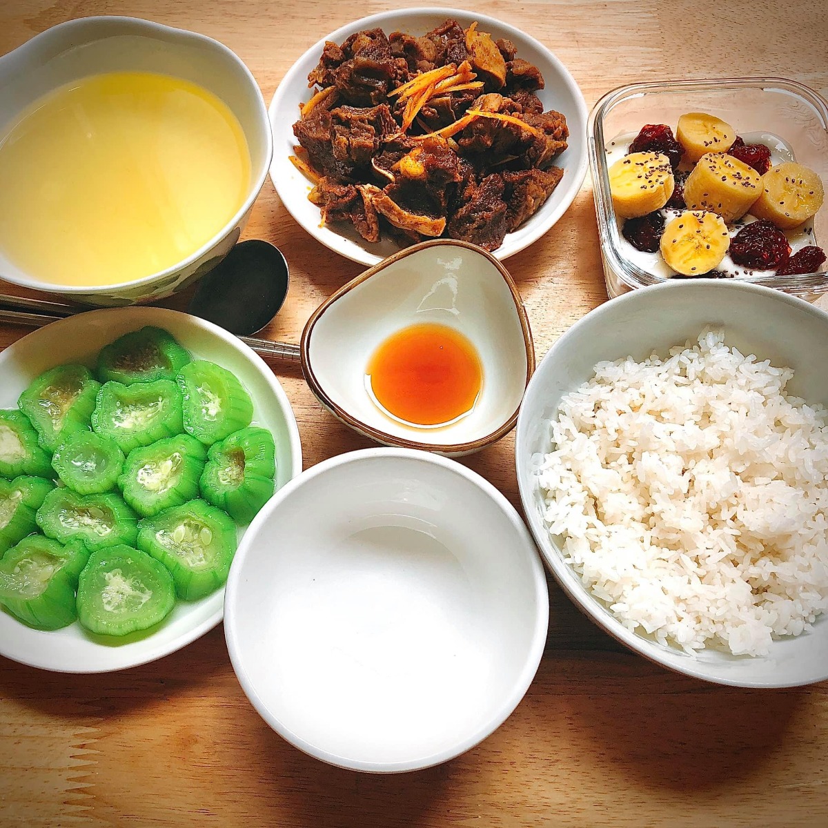 Cơm cữ!!!

Tầm này năm trước mình đang ở cữ. Vì sinh bé đầu không có sữa nên quyết tâm gọi sữa về khi sinh bé thứ hai lên cao phơi phới. May mắn có bà nội và bà ngoại thay phiên chăm bé ngày đêm, cùng sự trợ giúp của chồng nên công việc chính của mình là ăn và kích sữa thôi ạ😜. 

Mình lên thực đơn, bà ngoại đi chợ mua đồ ăn mỗi ngày trước khi qua nhà giúp mình chăm e bé. Đây là một số mâm cơm cữ tự tay mình nấu theo sở thích và khẩu vị cá nhân gửi các mẹ tham khảo nhé. Chúc các mẹ có kì ở cữ thoải mái, vui vẻ gọi sữa thành công😘

Cre: Mẹ Hà Khờ